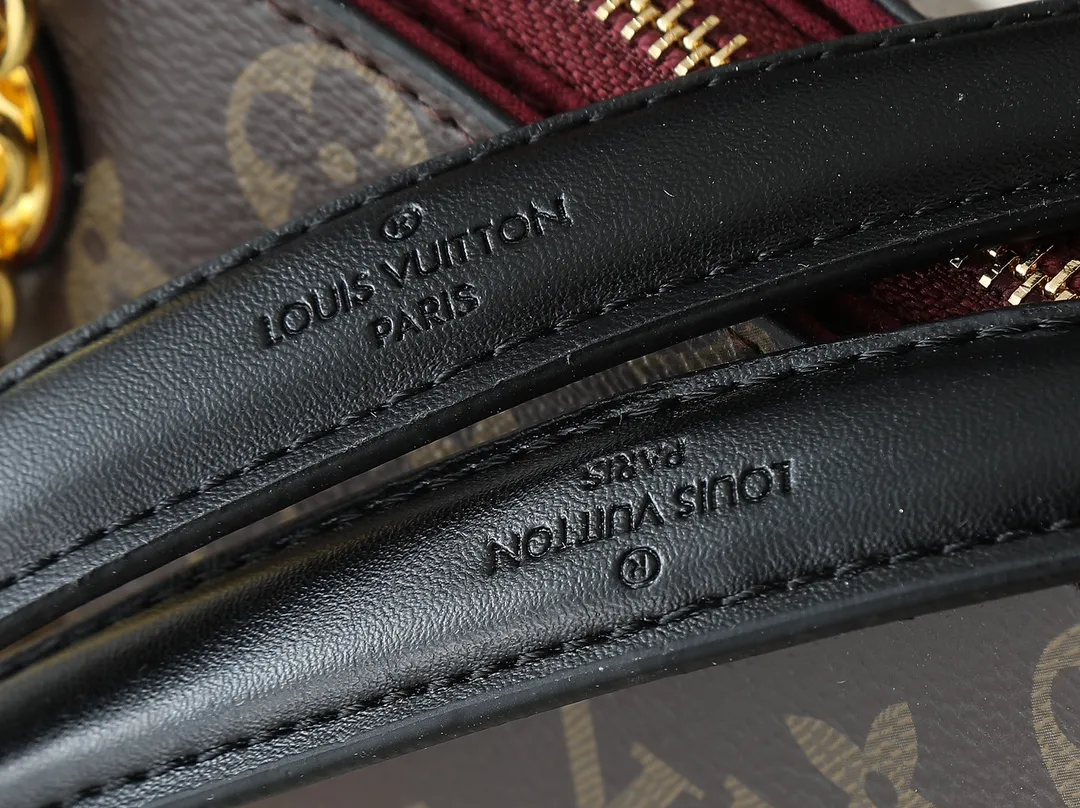 💰260💰Upgraded from the original M43775 M43776 M43777 M43750 This SURENE BB handbag Louis Vuitton's new Surene BB handbag is made of Monogram canvas and grained calfskin, and is equipped with a gold sliding bag chain. Gold metal trim and eye-catching leather trim make it more neat and fashionable. Lightweight, practical, comfortable to carry, easy to match, ideal for fashionable and casual looks. Dimensions: 24.0x 17.0x 11.0 cm