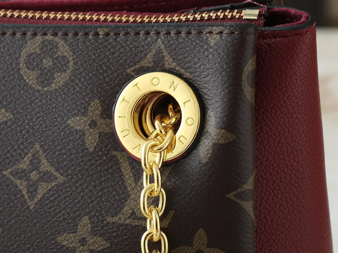 💰260💰Upgraded from the original M43775 M43776 M43777 M43750 This SURENE BB handbag Louis Vuitton's new Surene BB handbag is made of Monogram canvas and grained calfskin, and is equipped with a gold sliding bag chain. Gold metal trim and eye-catching leather trim make it more neat and fashionable. Lightweight, practical, comfortable to carry, easy to match, ideal for fashionable and casual looks. Dimensions: 24.0x 17.0x 11.0 cm