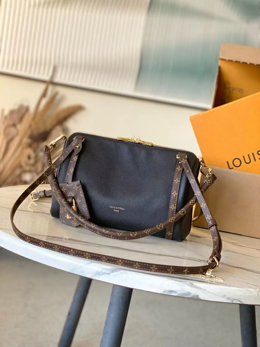 💰1040 (first-grain leather) top original order M26039 This small Express handbag can be called an urban luxury product. Its design is inspired by the brand's classic Keepall travel bag. It is carefully made of fine cow leather and decorated with Monogram classic pattern trim and lining. It is matched with metal parts and the iconic key bag and padlock, showing the essence of Louis Vuitton's travel tradition. The compact size can accommodate daily belongings and can be carried in various ways, making it suitable for modern urban life. Dimensions: 26 × 17 × 13.5 cm