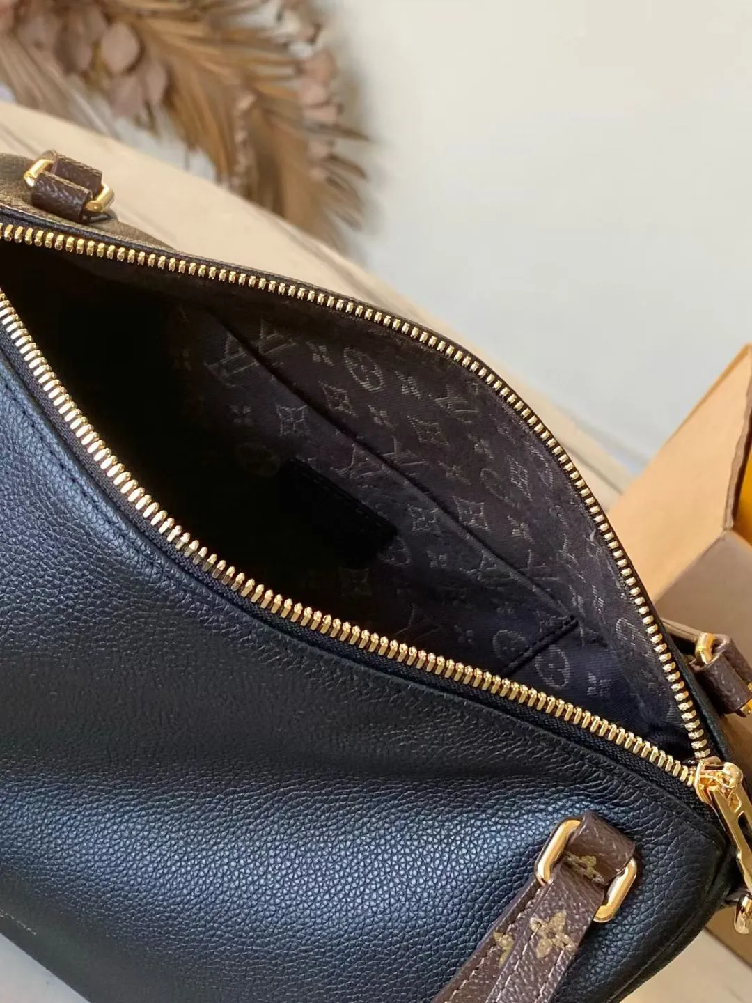 💰1040 (first-grain leather) top original order M26039 This small Express handbag can be called an urban luxury product. Its design is inspired by the brand's classic Keepall travel bag. It is carefully made of fine cow leather and decorated with Monogram classic pattern trim and lining. It is matched with metal parts and the iconic key bag and padlock, showing the essence of Louis Vuitton's travel tradition. The compact size can accommodate daily belongings and can be carried in various ways, making it suitable for modern urban life. Dimensions: 26 × 17 × 13.5 cm