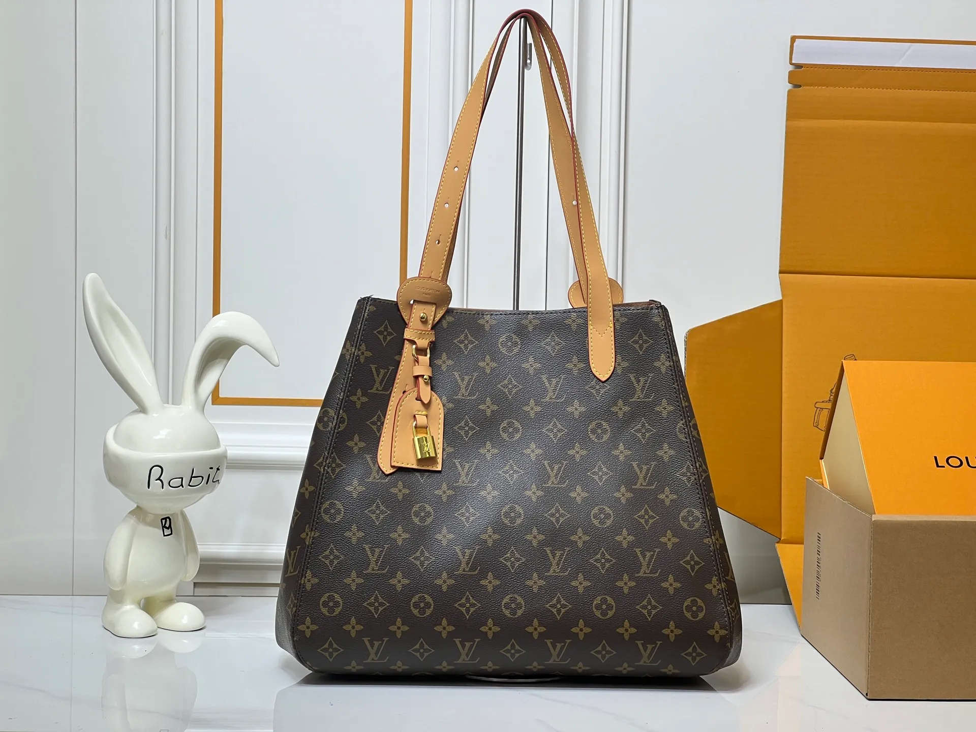 Batch 300💰Large size [ALL IN ONE MM handbag] m25888 maroon m25860 black presbyopia This All In One MM handbag expands the capacity definition of the All-In series and can be transformed into a rounded Hobo handbag or an open tote bag, making it easy to carry your daily needs. Monogram Empreinte leather bag with dazzling metal parts, LV padlock and nameplate highlight the exquisite details. Size:56x30.5x17(cm)