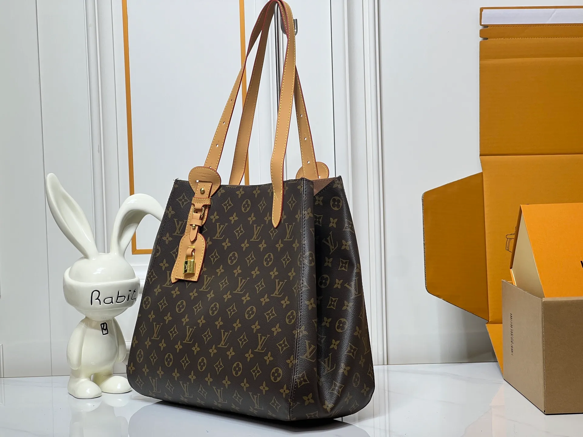Batch 300💰Large size [ALL IN ONE MM handbag] m25888 maroon m25860 black presbyopia This All In One MM handbag expands the capacity definition of the All-In series and can be transformed into a rounded Hobo handbag or an open tote bag, making it easy to carry your daily needs. Monogram Empreinte leather bag with dazzling metal parts, LV padlock and nameplate highlight the exquisite details. Size:56x30.5x17(cm)