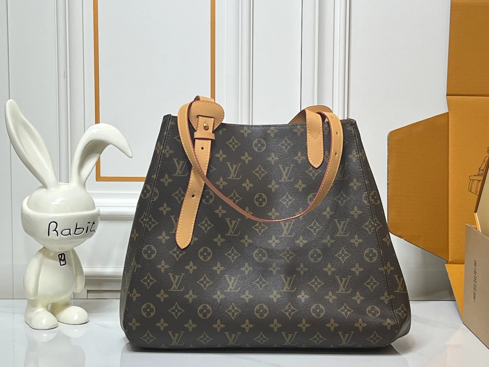 Batch 300💰Large size [ALL IN ONE MM handbag] m25888 maroon m25860 black presbyopia This All In One MM handbag expands the capacity definition of the All-In series and can be transformed into a rounded Hobo handbag or an open tote bag, making it easy to carry your daily needs. Monogram Empreinte leather bag with dazzling metal parts, LV padlock and nameplate highlight the exquisite details. Size:56x30.5x17(cm)