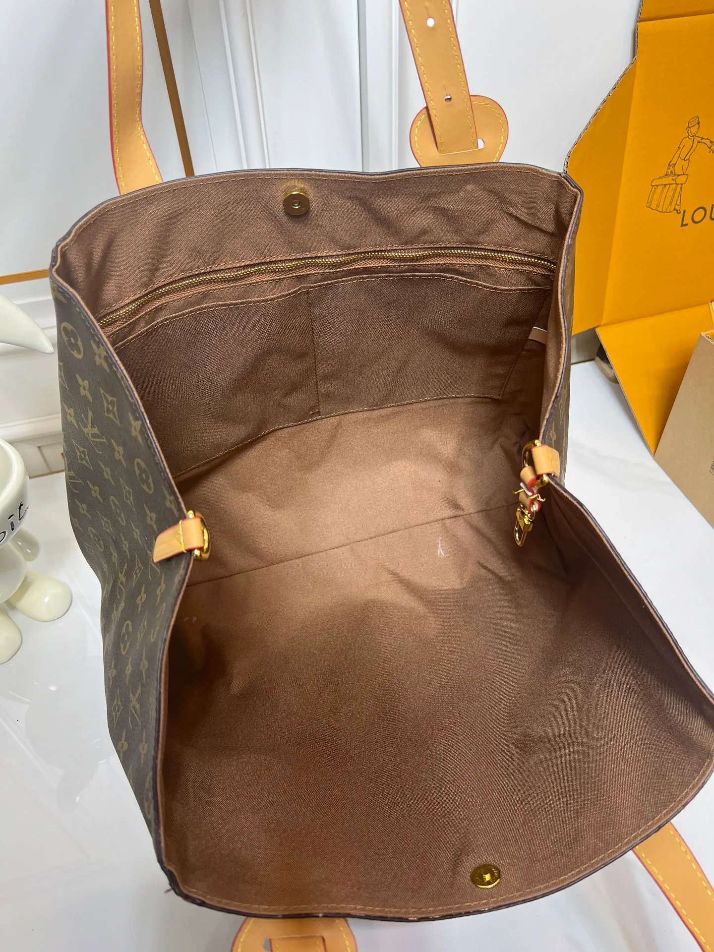 Batch 300💰Large size [ALL IN ONE MM handbag] m25888 maroon m25860 black presbyopia This All In One MM handbag expands the capacity definition of the All-In series and can be transformed into a rounded Hobo handbag or an open tote bag, making it easy to carry your daily needs. Monogram Empreinte leather bag with dazzling metal parts, LV padlock and nameplate highlight the exquisite details. Size:56x30.5x17(cm)