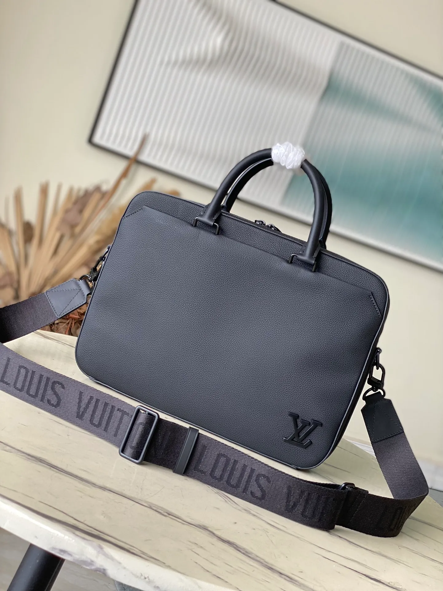 💰1140 (top layer leather) top original order M23778 This Pot cow leather briefcase combines modern design and practical functions. The inner pockets and compartments include buckle closures for easy access to your belongings. The bevelled design of the front pocket and the V letter of the same color reveal the style of the LVAerogram series.