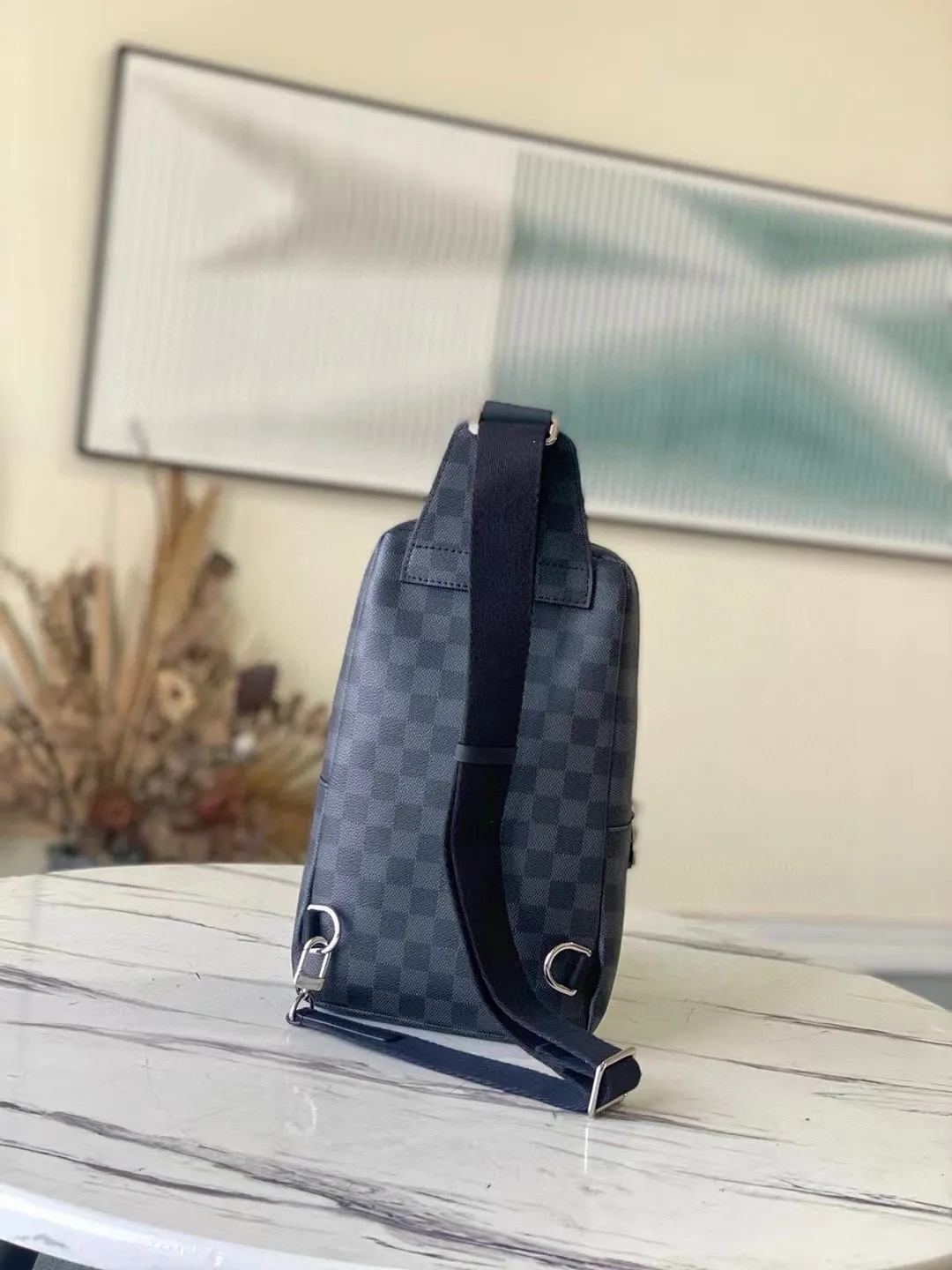 💰740 Top Original N41719 Black Check AVENUE Shoulder Bag Chest Bag This Damier Graphite canvas fabric Avenue shoulder bag is the perfect companion for urban life. It is compact and fashionable. It shows a casual and uninhibited attitude. The "smart" shoulder strap design is suitable for carrying on the left or right shoulder. The double zipper opening and closing design ensures that valuables are securely placed! Size: 21x31x9cm 56%