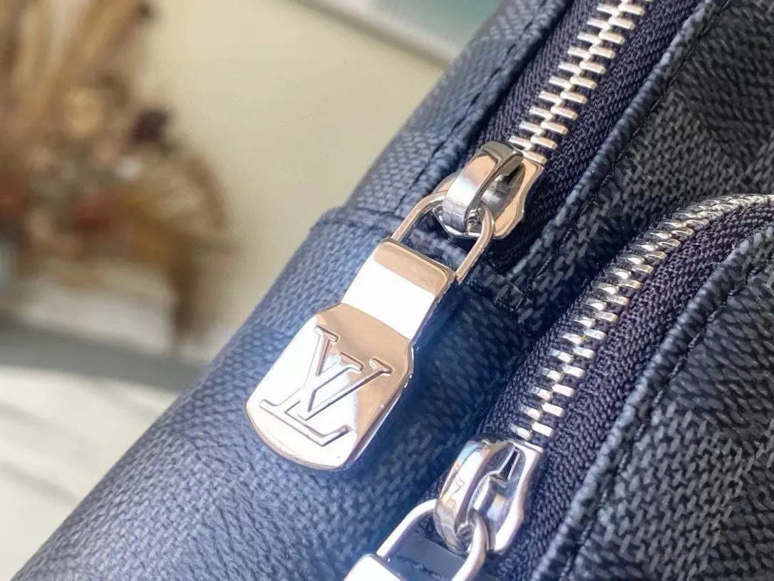 💰740 Top Original N41719 Black Check AVENUE Shoulder Bag Chest Bag This Damier Graphite canvas fabric Avenue shoulder bag is the perfect companion for urban life. It is compact and fashionable. It shows a casual and uninhibited attitude. The "smart" shoulder strap design is suitable for carrying on the left or right shoulder. The double zipper opening and closing design ensures that valuables are securely placed! Size: 21x31x9cm 56%