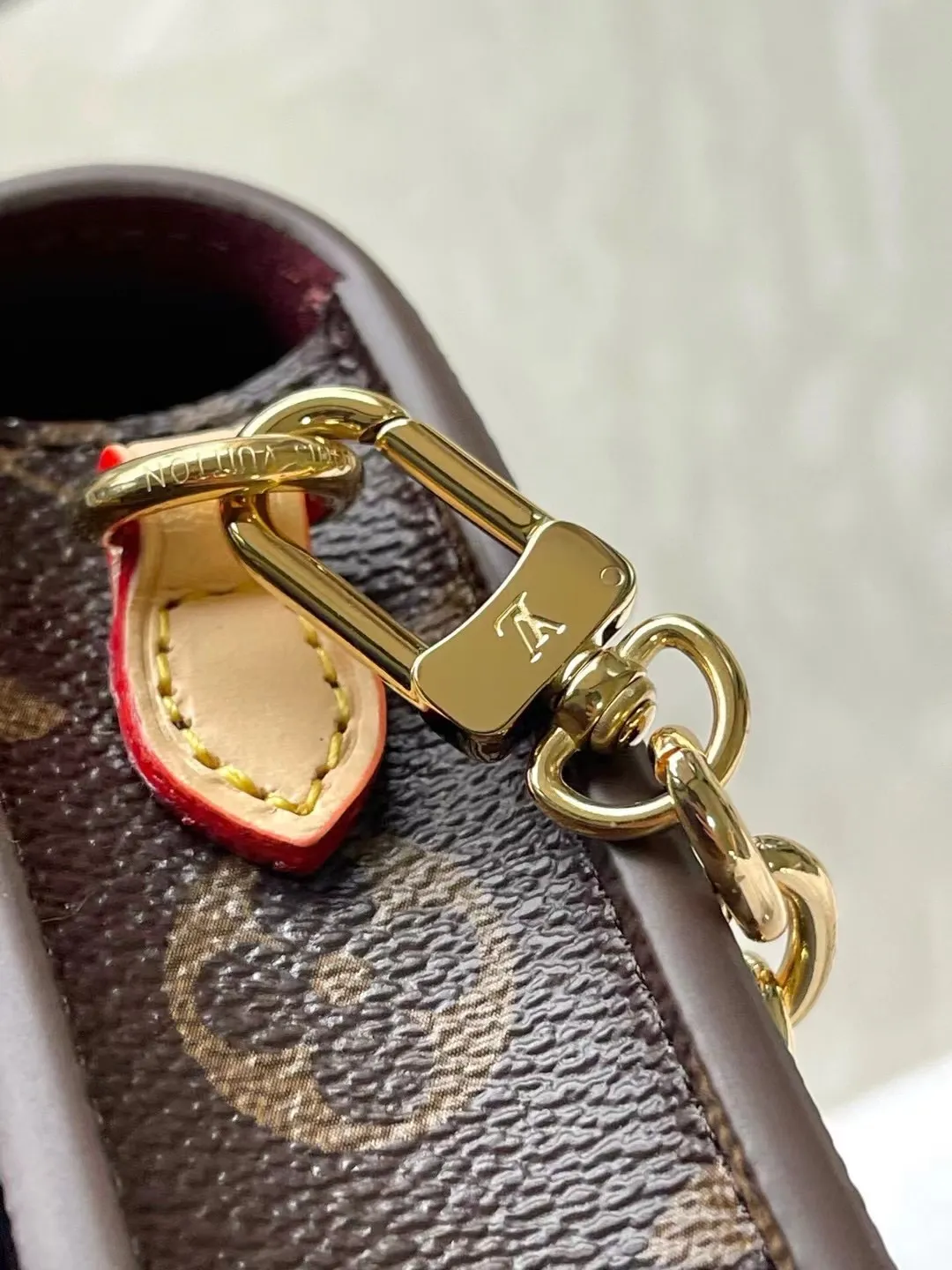 💰800 Top Original Order M13572 This Metis mobile phone bag is inspired by Louis Vuitton's classic luggage, and is made of a whole piece of Monogram canvas to create an exquisite structure. The S-lock clasp and metal corners reflect the brand's long tradition of box making. Attach the removable chain to instantly be hands-free. Dimensions: 10.4 × 17.5 × 4 cm