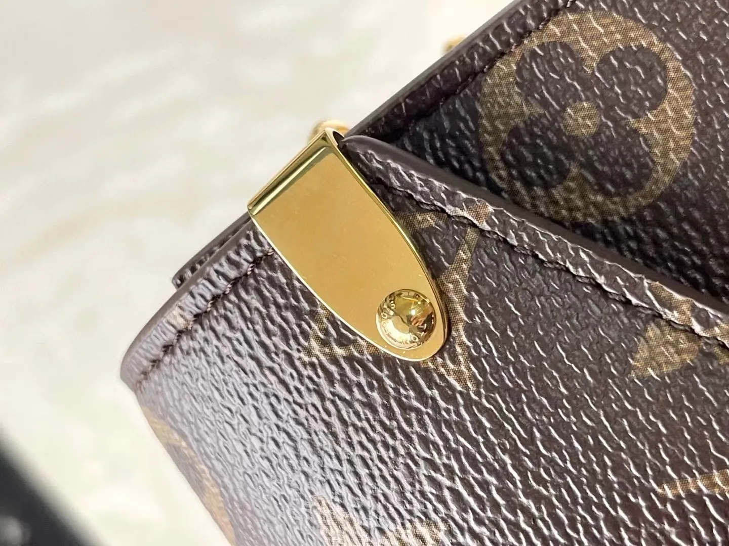💰800 Top Original Order M13572 This Metis mobile phone bag is inspired by Louis Vuitton's classic luggage, and is made of a whole piece of Monogram canvas to create an exquisite structure. The S-lock clasp and metal corners reflect the brand's long tradition of box making. Attach the removable chain to instantly be hands-free. Dimensions: 10.4 × 17.5 × 4 cm