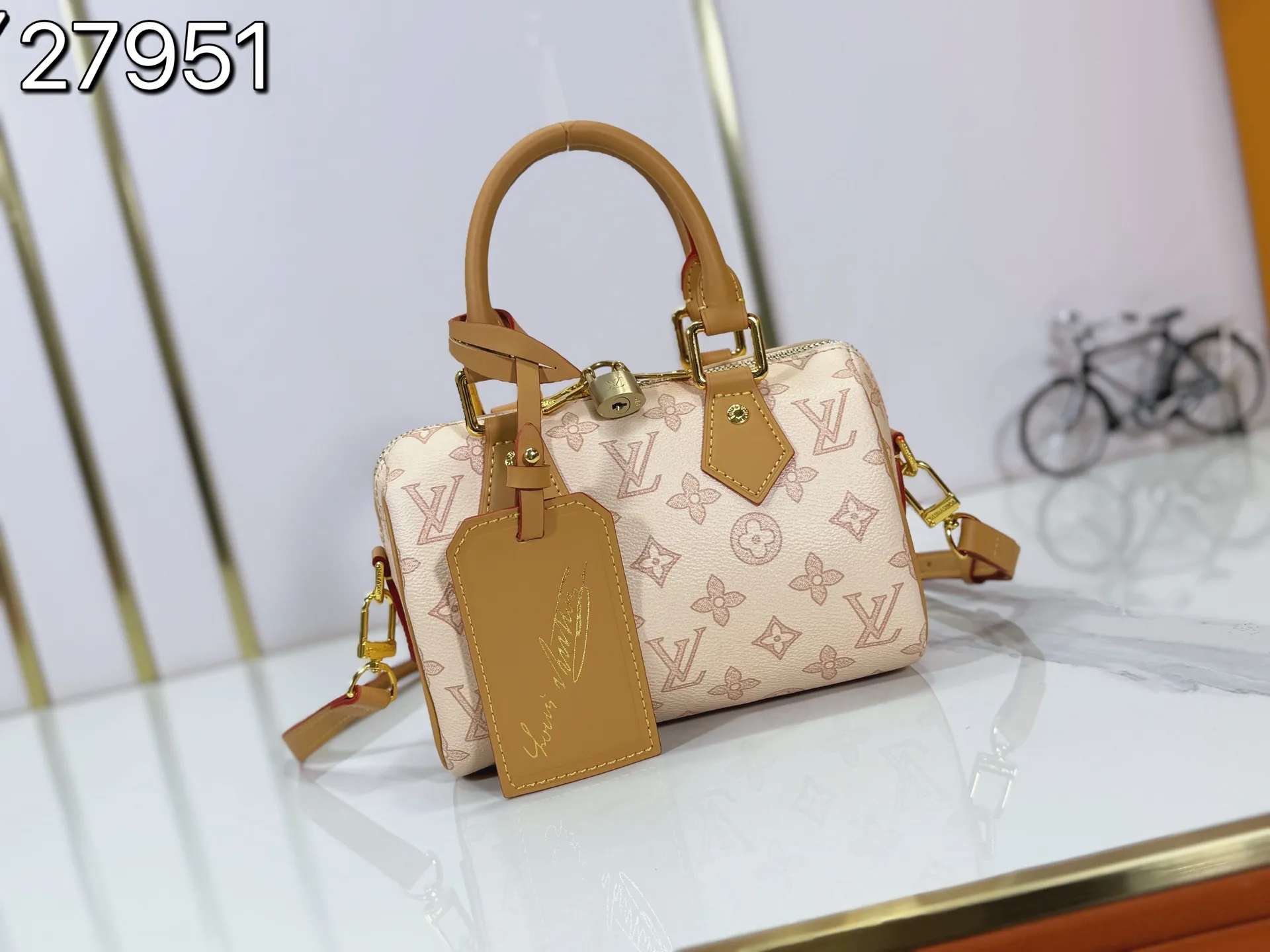 P240 M27951 M27530 Upgraded original version [Exclusive background shot] This Speedy Bandoulière 20 handbag condenses the brand's traditional Speedy travel bag design and is made of Monogram leather with fabric lining and cow leather trim. The wide, removable and adjustable fabric shoulder strap features Louis Vuitton's signature texture, and the rolled leather handles add to the carrying options. 20.5 x 13.5 x 12.0 cm (L x H x W) • Monogram coated canvas • Cow leather trim • Textile lining • Metal hardware • Padlock • Internal slip pocket • Shoulder strap: removable, adjustable • Strap half length: 39.0 cm • Strap half length adjustable to: 58.0 cm • Handle: Double handle