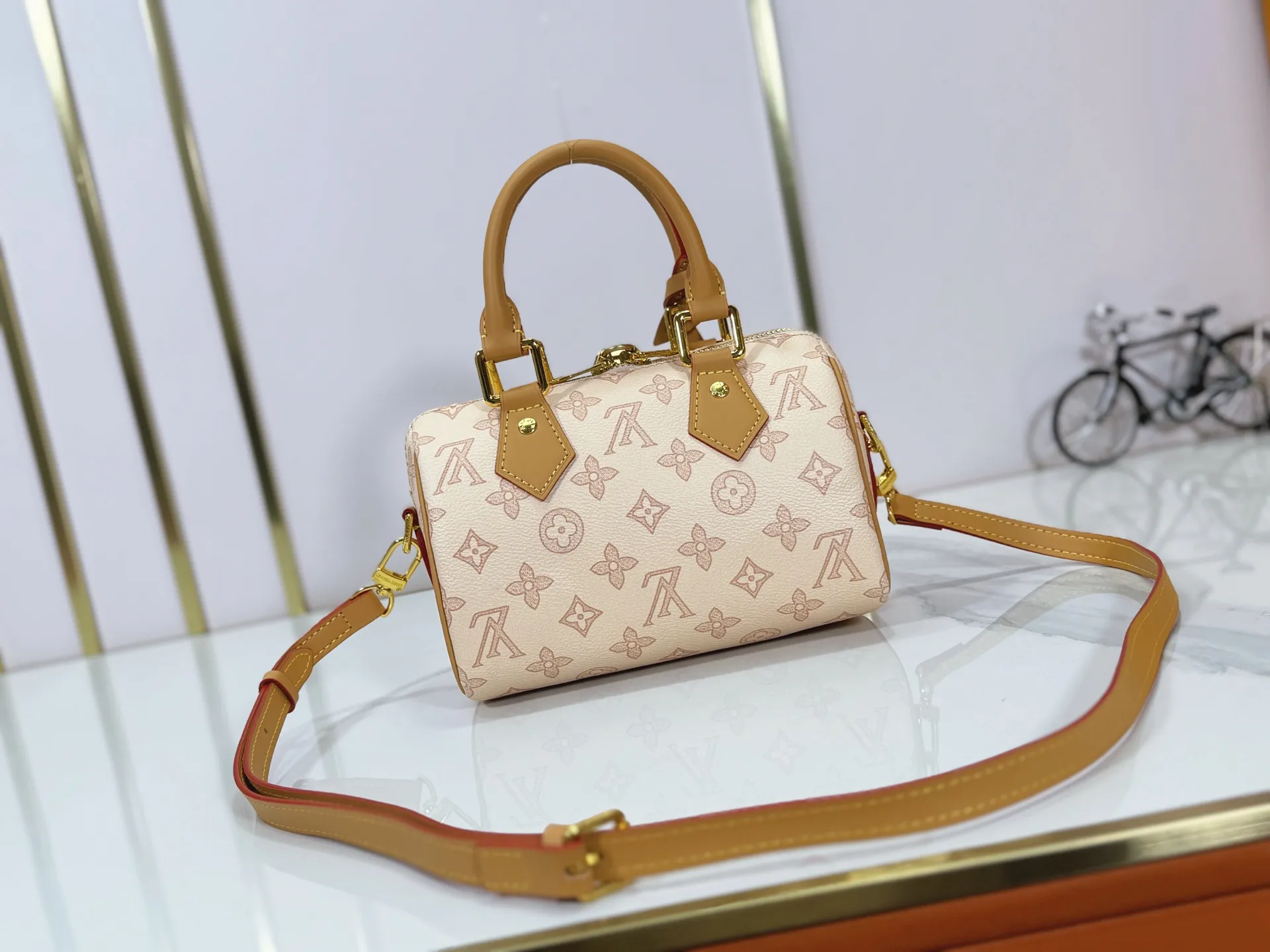 P240 M27951 M27530 Upgraded original version [Exclusive background shot] This Speedy Bandoulière 20 handbag condenses the brand's traditional Speedy travel bag design and is made of Monogram leather with fabric lining and cow leather trim. The wide, removable and adjustable fabric shoulder strap features Louis Vuitton's signature texture, and the rolled leather handles add to the carrying options. 20.5 x 13.5 x 12.0 cm (L x H x W) • Monogram coated canvas • Cow leather trim • Textile lining • Metal hardware • Padlock • Internal slip pocket • Shoulder strap: removable, adjustable • Strap half length: 39.0 cm • Strap half length adjustable to: 58.0 cm • Handle: Double handle
