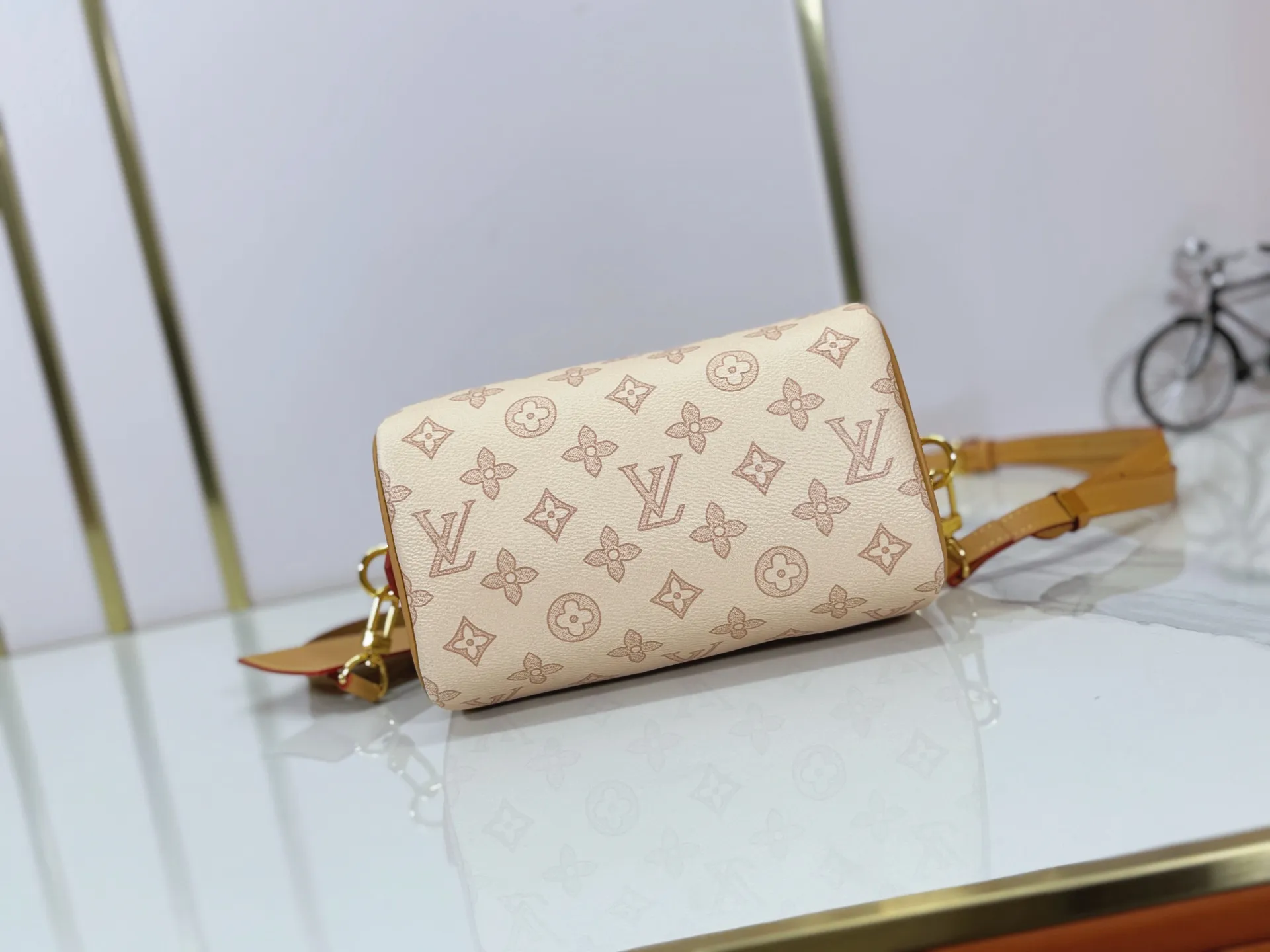 P240 M27951 M27530 Upgraded original version [Exclusive background shot] This Speedy Bandoulière 20 handbag condenses the brand's traditional Speedy travel bag design and is made of Monogram leather with fabric lining and cow leather trim. The wide, removable and adjustable fabric shoulder strap features Louis Vuitton's signature texture, and the rolled leather handles add to the carrying options. 20.5 x 13.5 x 12.0 cm (L x H x W) • Monogram coated canvas • Cow leather trim • Textile lining • Metal hardware • Padlock • Internal slip pocket • Shoulder strap: removable, adjustable • Strap half length: 39.0 cm • Strap half length adjustable to: 58.0 cm • Handle: Double handle