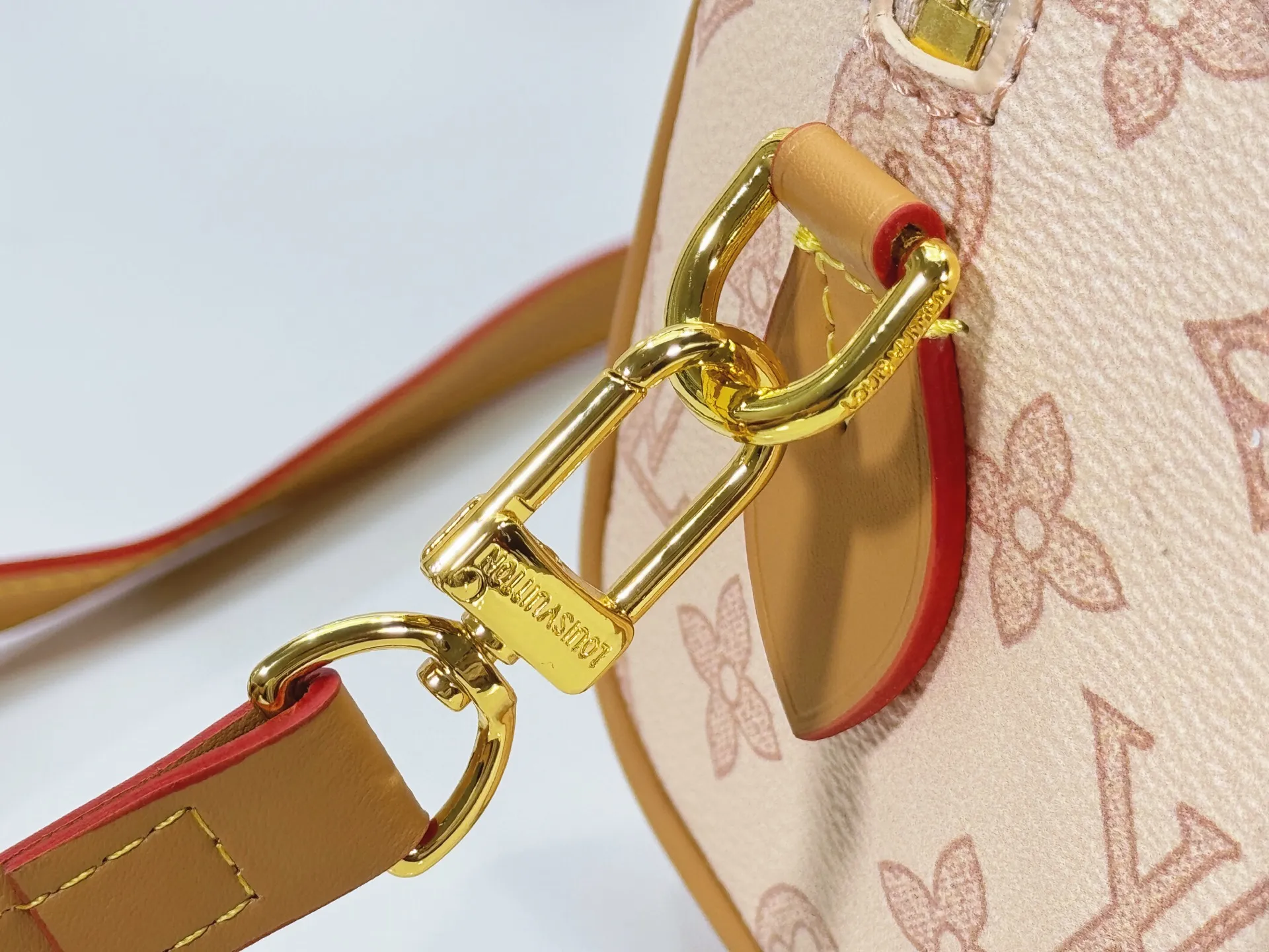 P240 M27951 M27530 Upgraded original version [Exclusive background shot] This Speedy Bandoulière 20 handbag condenses the brand's traditional Speedy travel bag design and is made of Monogram leather with fabric lining and cow leather trim. The wide, removable and adjustable fabric shoulder strap features Louis Vuitton's signature texture, and the rolled leather handles add to the carrying options. 20.5 x 13.5 x 12.0 cm (L x H x W) • Monogram coated canvas • Cow leather trim • Textile lining • Metal hardware • Padlock • Internal slip pocket • Shoulder strap: removable, adjustable • Strap half length: 39.0 cm • Strap half length adjustable to: 58.0 cm • Handle: Double handle