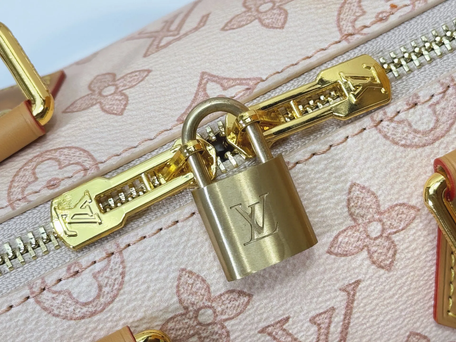 P240 M27951 M27530 Upgraded original version [Exclusive background shot] This Speedy Bandoulière 20 handbag condenses the brand's traditional Speedy travel bag design and is made of Monogram leather with fabric lining and cow leather trim. The wide, removable and adjustable fabric shoulder strap features Louis Vuitton's signature texture, and the rolled leather handles add to the carrying options. 20.5 x 13.5 x 12.0 cm (L x H x W) • Monogram coated canvas • Cow leather trim • Textile lining • Metal hardware • Padlock • Internal slip pocket • Shoulder strap: removable, adjustable • Strap half length: 39.0 cm • Strap half length adjustable to: 58.0 cm • Handle: Double handle