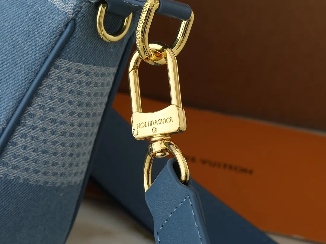 💰240💰Upgraded original version N00204 blue burgundy M11741 black flower, black embossed Mahjong bag series for men and women POCHETTE ACCESSOIRE Jh Mahjong bag This Pochette Accessoire XL handbag is made of Monogram Eclipse coated canvas, reinterpreting the classic design of the 1990s with handsome strokes. The ample zippered main compartment and inner pocket allow for organized storage, and the brand name and metal hardware complete the details. Removable and adjustable fabric shoulder strap allows for shoulder or cross-body wear. Dimensions: 28 × 16.5 × 9 cm