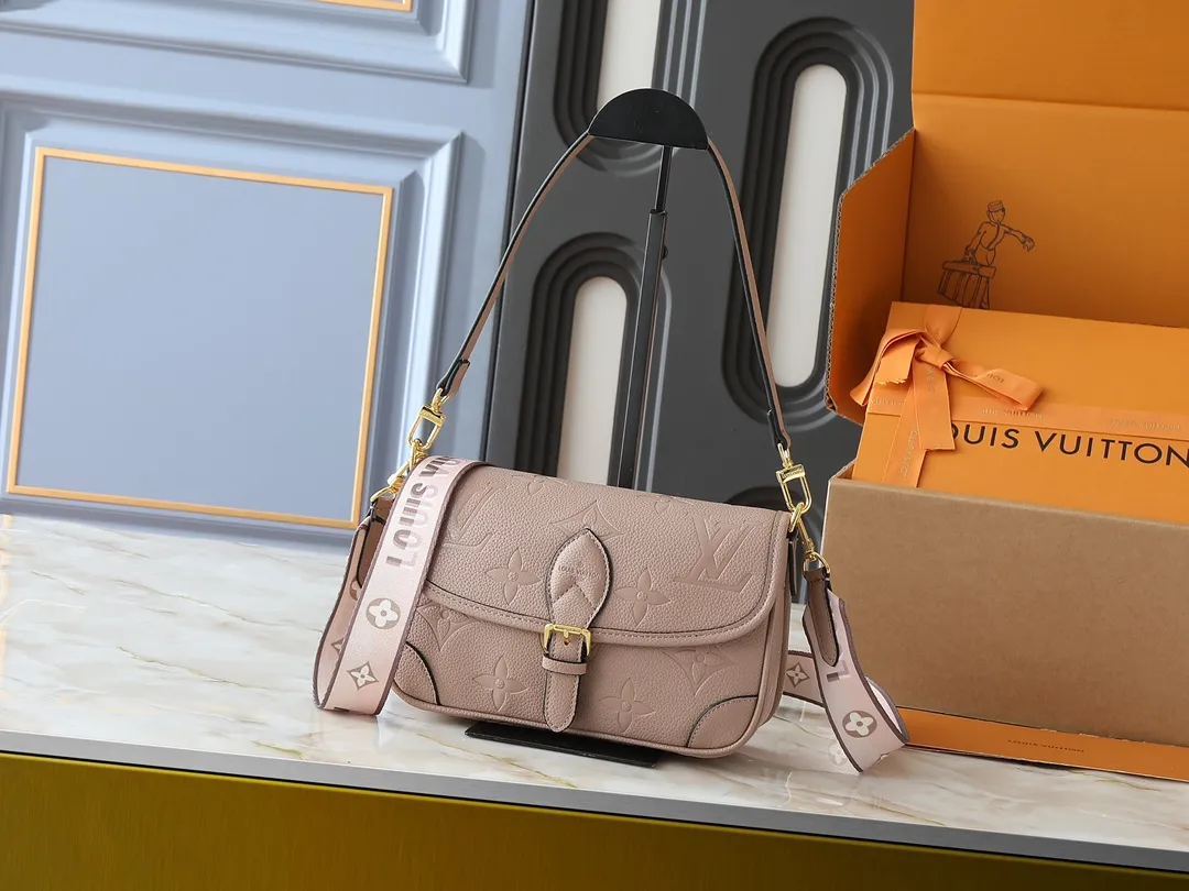 💰220💰Upgraded original M46583 M46584 M46386 M46388 M45985 all-leather baguette series new Diane handbag Diane satchel is made of Monogram Empreinte, made of the brand's iconic embossed leather. This versatile bag comes with a removable leather shoulder strap that can be worn on the shoulder or by hand, as well as a wide removable full leather crossbody bag with 'Louis Vuitton' printed strap. This versatile bag can be styled in chic or sporty fashion to match the overall style or mood. Dimensions: 25.0 × 9.0 × 15.0 cm