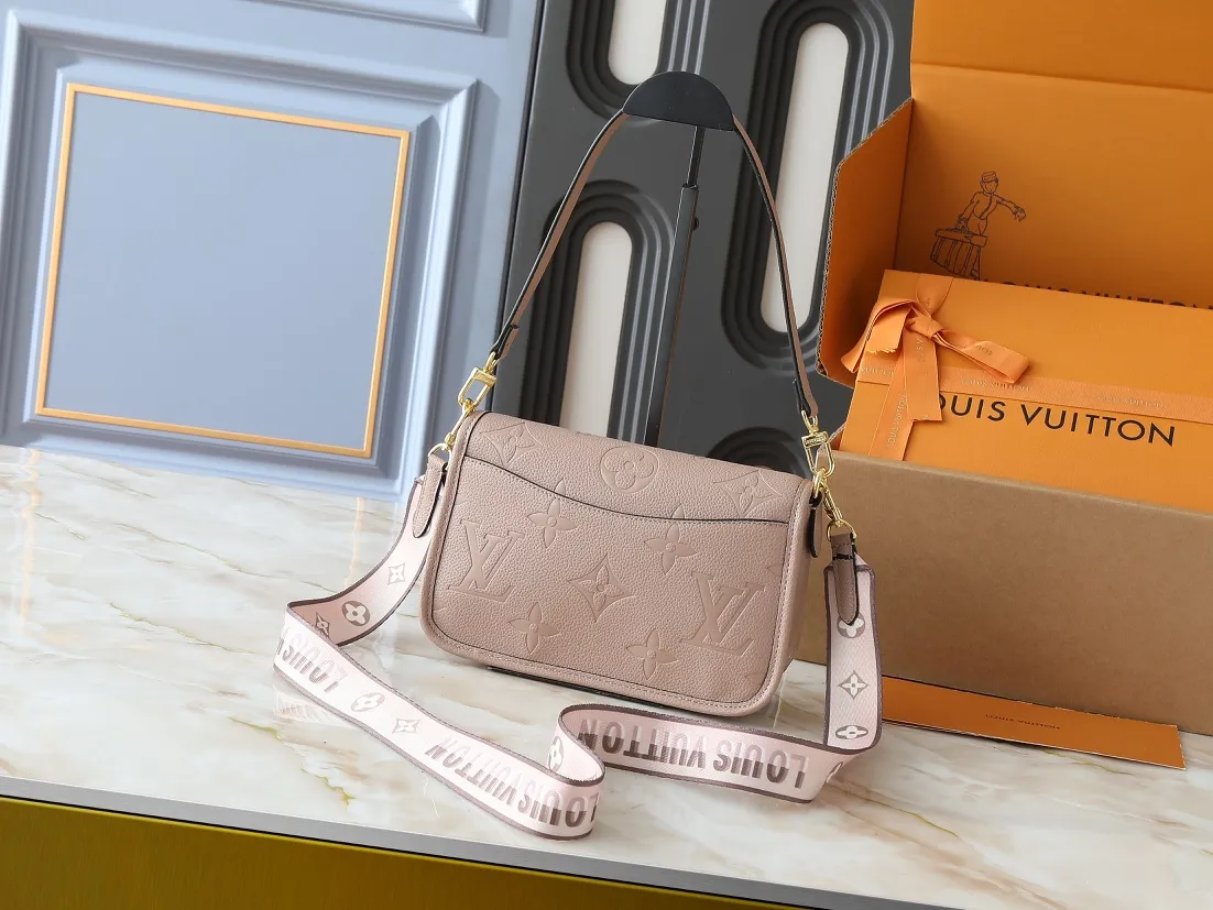 💰220💰Upgraded original M46583 M46584 M46386 M46388 M45985 all-leather baguette series new Diane handbag Diane satchel is made of Monogram Empreinte, made of the brand's iconic embossed leather. This versatile bag comes with a removable leather shoulder strap that can be worn on the shoulder or by hand, as well as a wide removable full leather crossbody bag with 'Louis Vuitton' printed strap. This versatile bag can be styled in chic or sporty fashion to match the overall style or mood. Dimensions: 25.0 × 9.0 × 15.0 cm