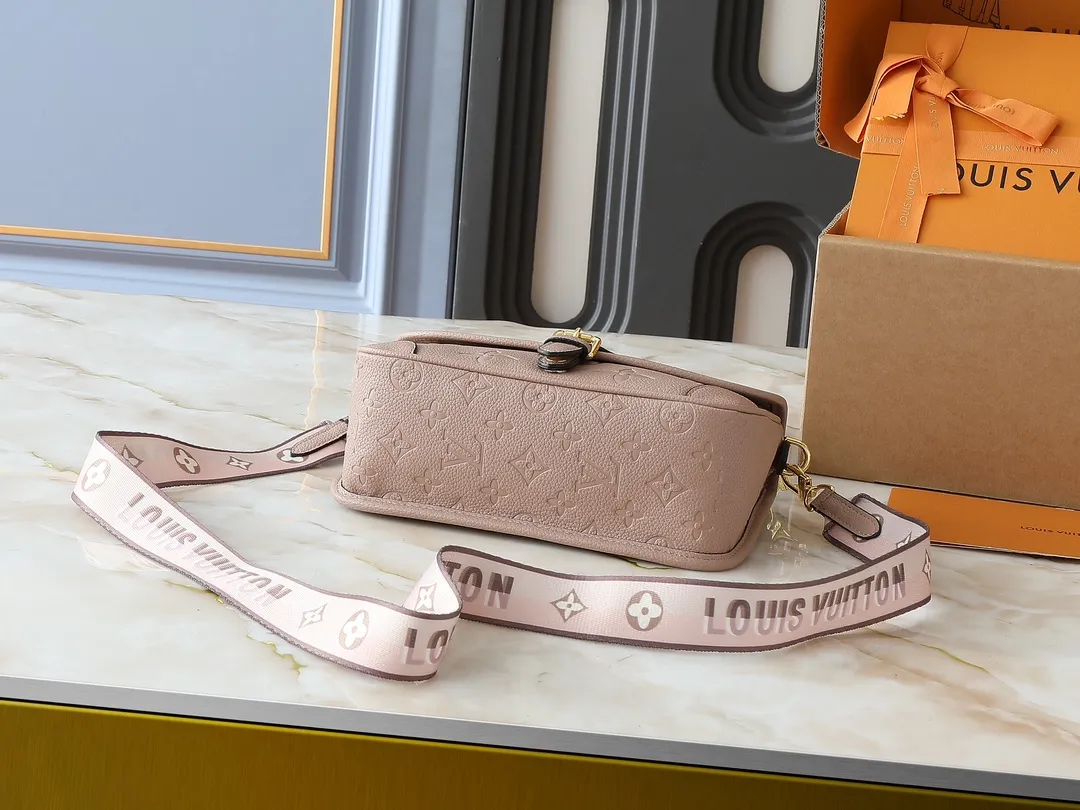 💰220💰Upgraded original M46583 M46584 M46386 M46388 M45985 all-leather baguette series new Diane handbag Diane satchel is made of Monogram Empreinte, made of the brand's iconic embossed leather. This versatile bag comes with a removable leather shoulder strap that can be worn on the shoulder or by hand, as well as a wide removable full leather crossbody bag with 'Louis Vuitton' printed strap. This versatile bag can be styled in chic or sporty fashion to match the overall style or mood. Dimensions: 25.0 × 9.0 × 15.0 cm