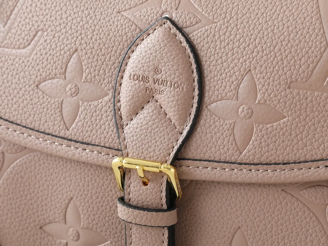 💰220💰Upgraded original M46583 M46584 M46386 M46388 M45985 all-leather baguette series new Diane handbag Diane satchel is made of Monogram Empreinte, made of the brand's iconic embossed leather. This versatile bag comes with a removable leather shoulder strap that can be worn on the shoulder or by hand, as well as a wide removable full leather crossbody bag with 'Louis Vuitton' printed strap. This versatile bag can be styled in chic or sporty fashion to match the overall style or mood. Dimensions: 25.0 × 9.0 × 15.0 cm