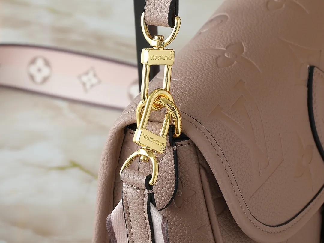 💰220💰Upgraded original M46583 M46584 M46386 M46388 M45985 all-leather baguette series new Diane handbag Diane satchel is made of Monogram Empreinte, made of the brand's iconic embossed leather. This versatile bag comes with a removable leather shoulder strap that can be worn on the shoulder or by hand, as well as a wide removable full leather crossbody bag with 'Louis Vuitton' printed strap. This versatile bag can be styled in chic or sporty fashion to match the overall style or mood. Dimensions: 25.0 × 9.0 × 15.0 cm