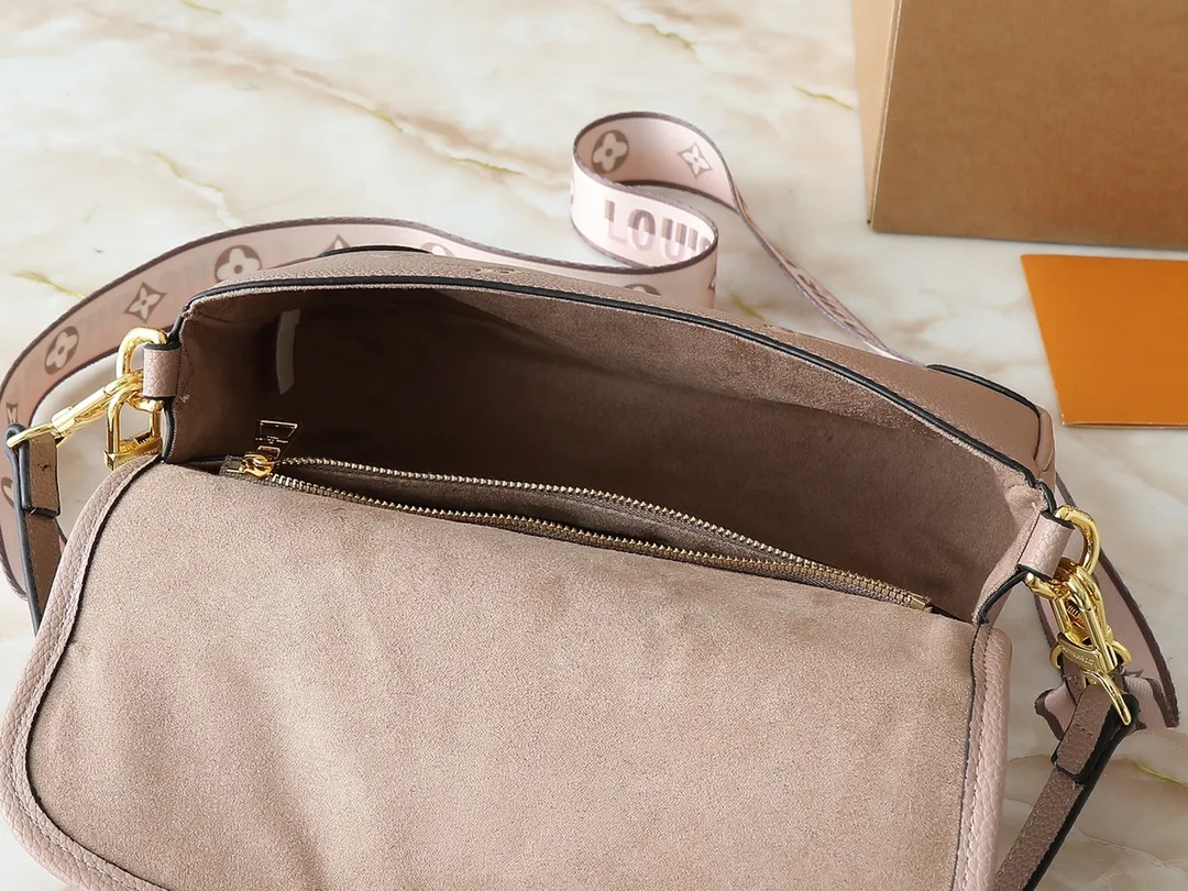 💰220💰Upgraded original M46583 M46584 M46386 M46388 M45985 all-leather baguette series new Diane handbag Diane satchel is made of Monogram Empreinte, made of the brand's iconic embossed leather. This versatile bag comes with a removable leather shoulder strap that can be worn on the shoulder or by hand, as well as a wide removable full leather crossbody bag with 'Louis Vuitton' printed strap. This versatile bag can be styled in chic or sporty fashion to match the overall style or mood. Dimensions: 25.0 × 9.0 × 15.0 cm