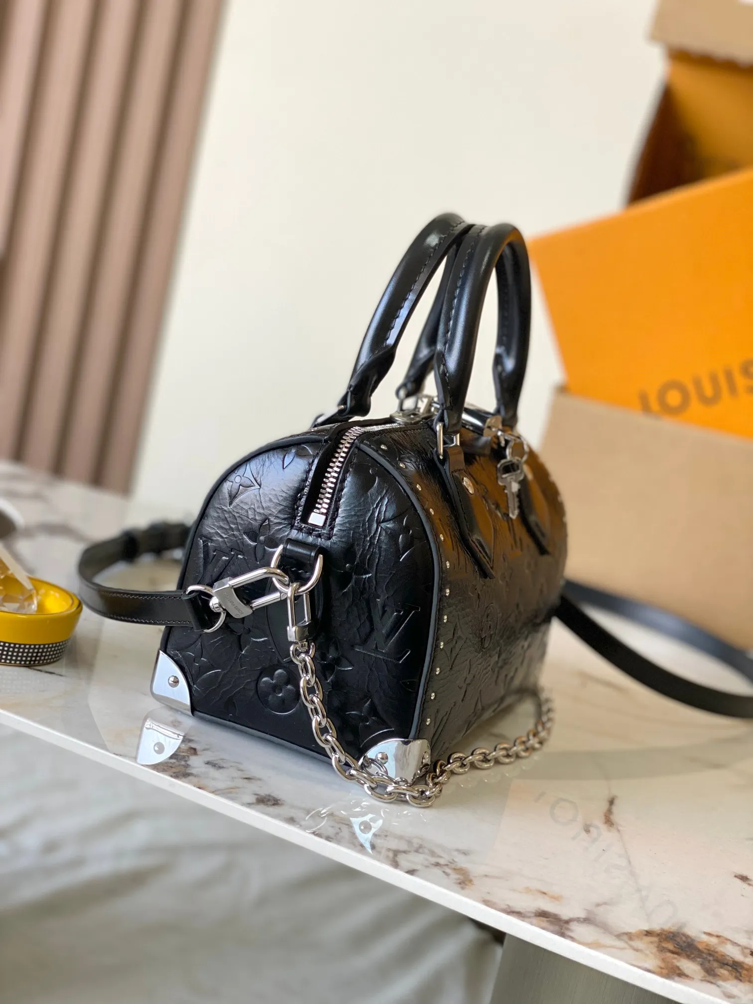 p1940 [Special grade MB163c chip version original leather] This Speedy Trunk 20 handbag Model: M27921 oil wax leather black Material: A-grade all-steel hardware, imported original cowhide Packaging: full set of original duty-free MB packaging Size: 20.5 x 13.5 x 11cm