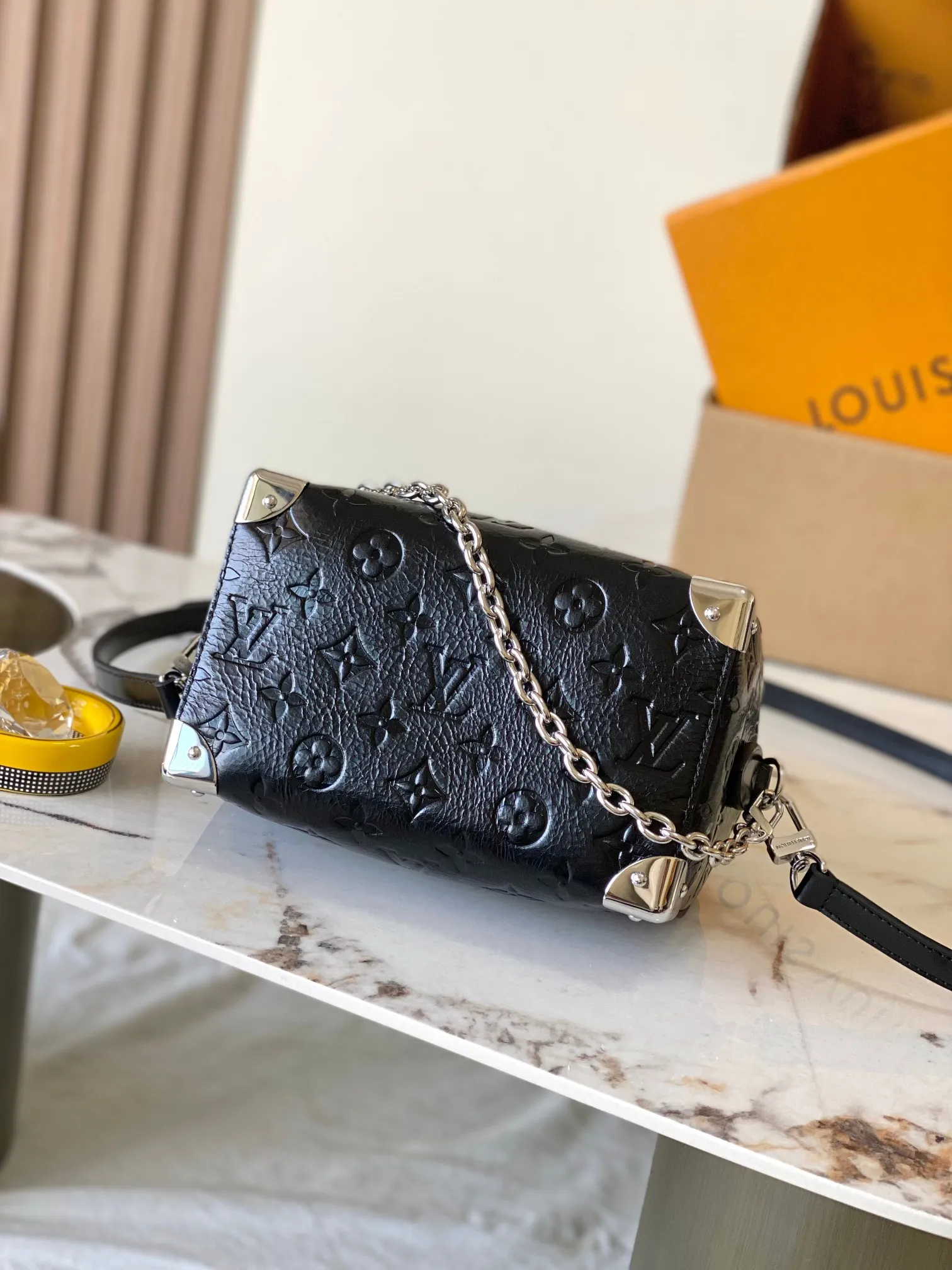 p1940 [Special grade MB163c chip version original leather] This Speedy Trunk 20 handbag Model: M27921 oil wax leather black Material: A-grade all-steel hardware, imported original cowhide Packaging: full set of original duty-free MB packaging Size: 20.5 x 13.5 x 11cm