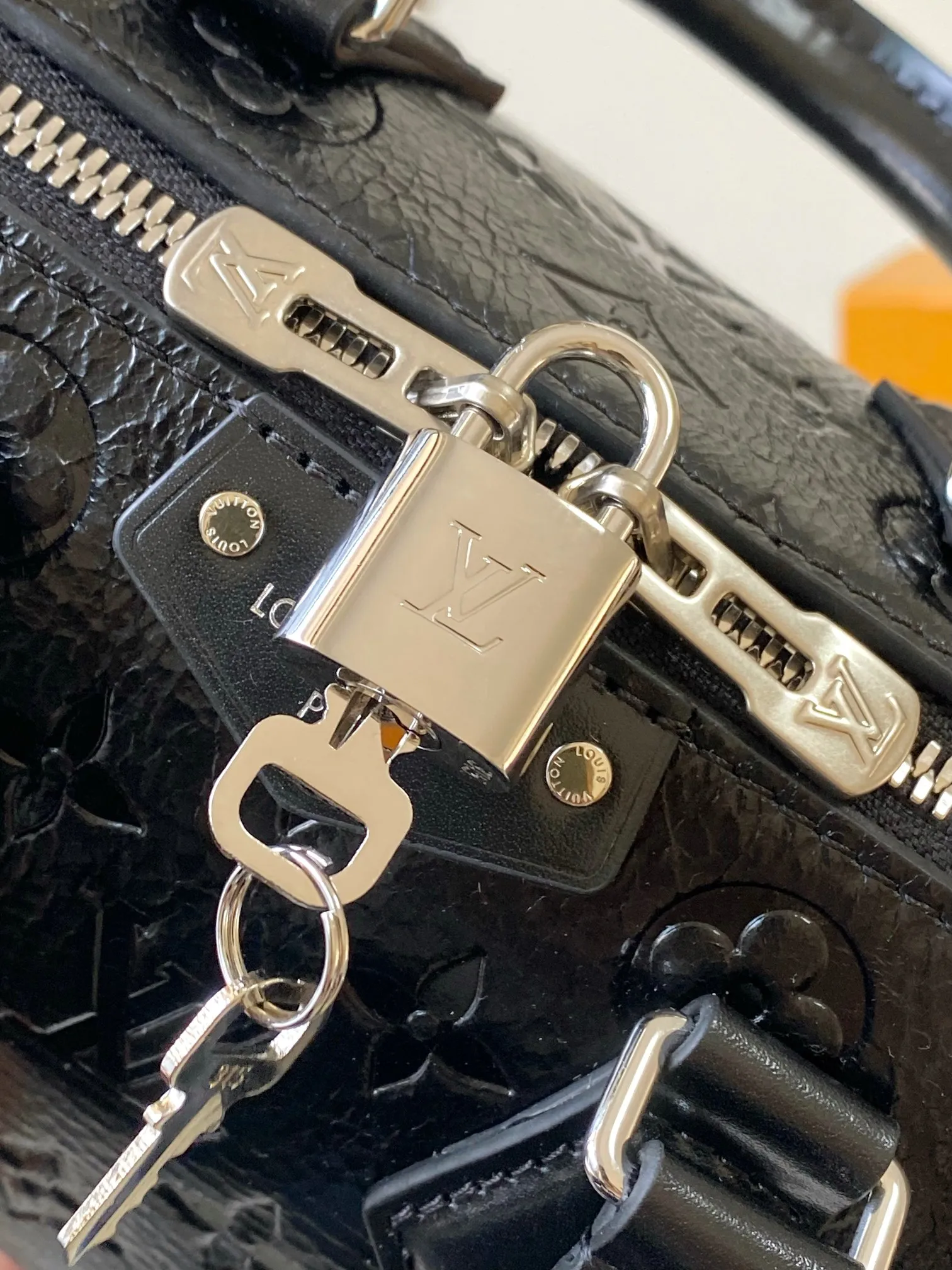 p1940 [Special grade MB163c chip version original leather] This Speedy Trunk 20 handbag Model: M27921 oil wax leather black Material: A-grade all-steel hardware, imported original cowhide Packaging: full set of original duty-free MB packaging Size: 20.5 x 13.5 x 11cm