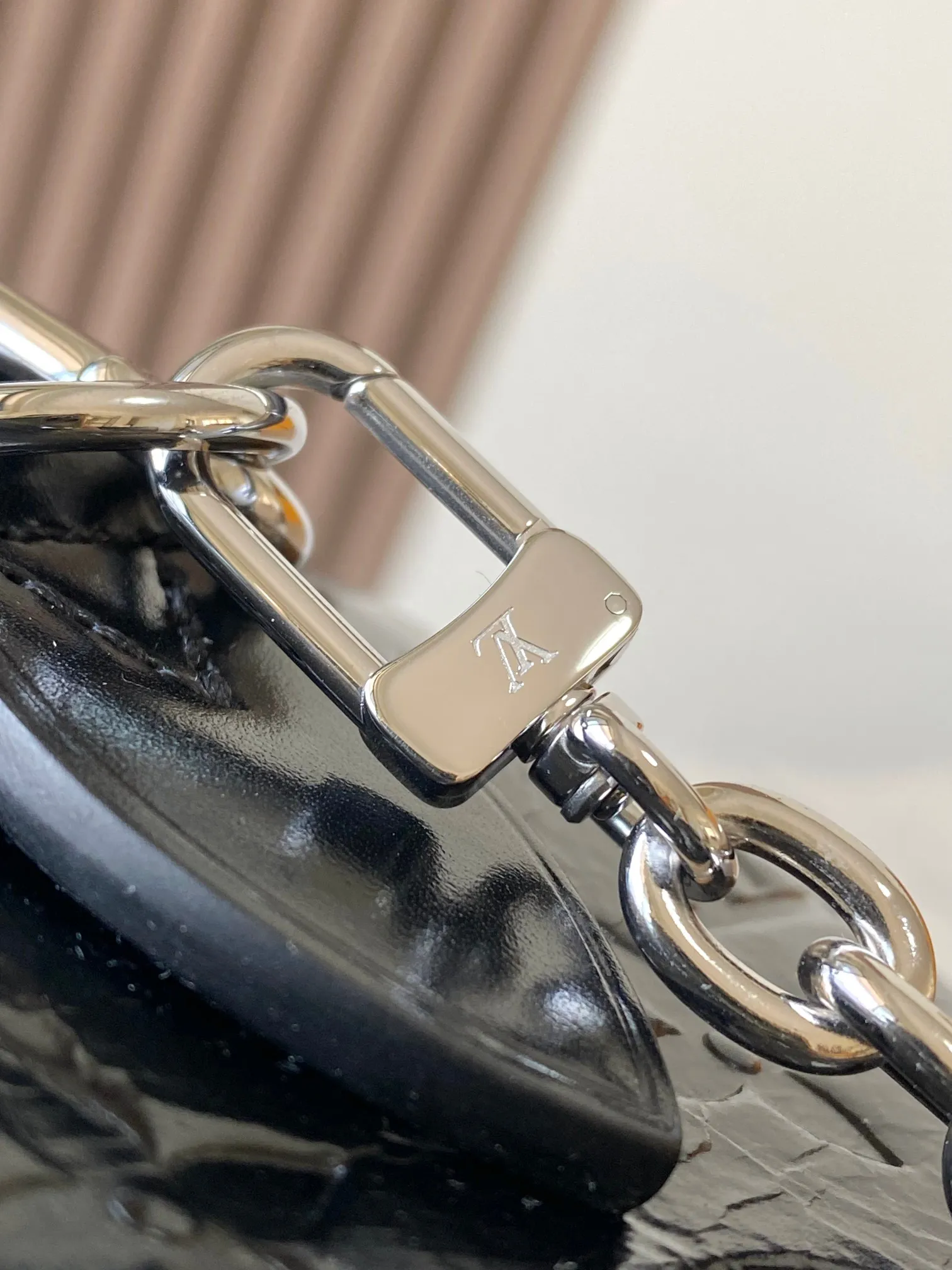 p1940 [Special grade MB163c chip version original leather] This Speedy Trunk 20 handbag Model: M27921 oil wax leather black Material: A-grade all-steel hardware, imported original cowhide Packaging: full set of original duty-free MB packaging Size: 20.5 x 13.5 x 11cm