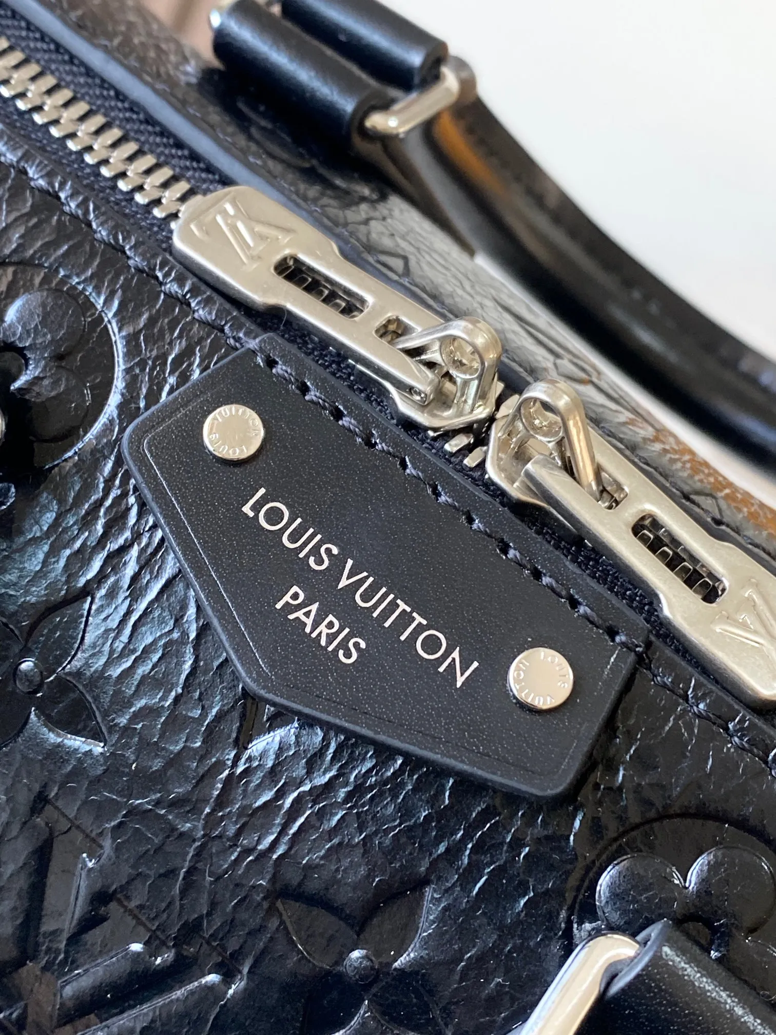 p1940 [Special grade MB163c chip version original leather] This Speedy Trunk 20 handbag Model: M27921 oil wax leather black Material: A-grade all-steel hardware, imported original cowhide Packaging: full set of original duty-free MB packaging Size: 20.5 x 13.5 x 11cm