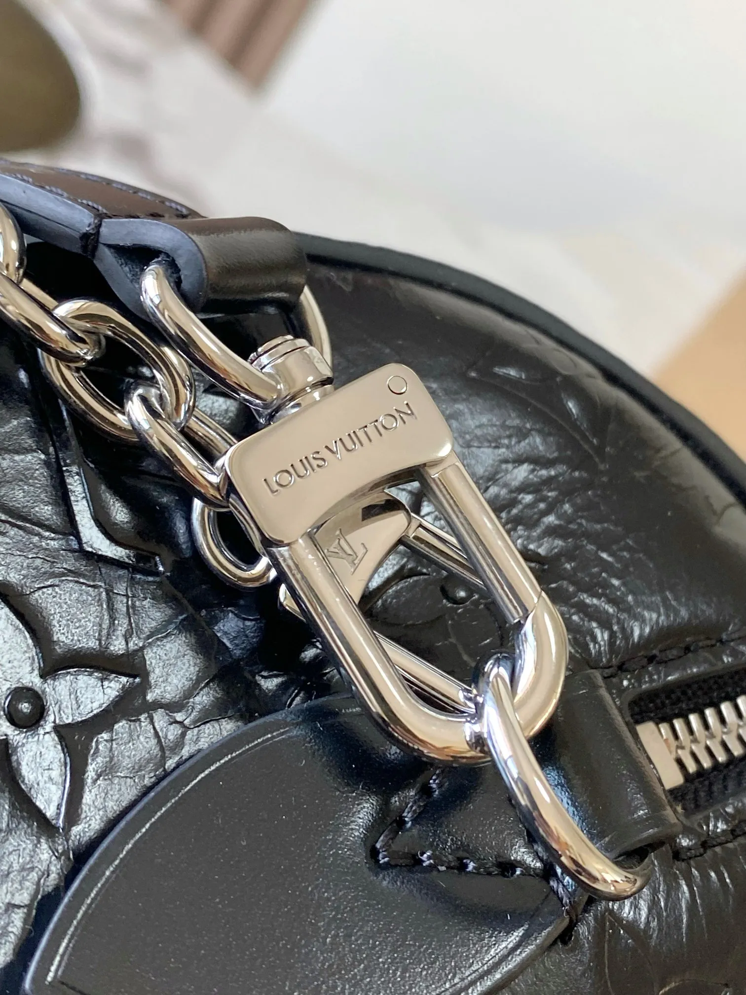 p1940 [Special grade MB163c chip version original leather] This Speedy Trunk 20 handbag Model: M27921 oil wax leather black Material: A-grade all-steel hardware, imported original cowhide Packaging: full set of original duty-free MB packaging Size: 20.5 x 13.5 x 11cm