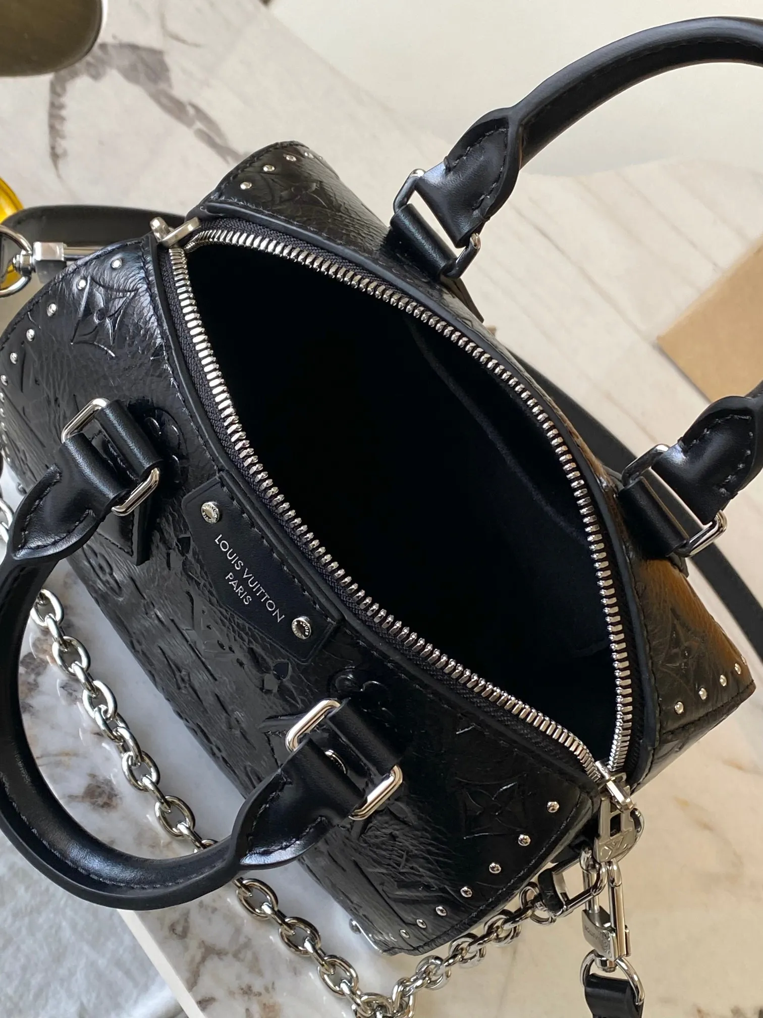 p1940 [Special grade MB163c chip version original leather] This Speedy Trunk 20 handbag Model: M27921 oil wax leather black Material: A-grade all-steel hardware, imported original cowhide Packaging: full set of original duty-free MB packaging Size: 20.5 x 13.5 x 11cm