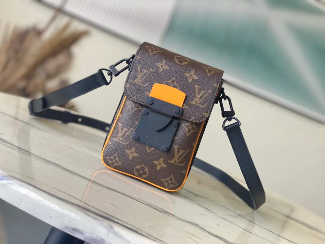 💰700 Top Original M82535 Yellow Leather The new S-Lock Vertical Wearable Wallet embosses the iconic Monogram pattern on elegant Taurillon leather, and uses a magnetic closure to recall the traditional hard case lock design. The compact structure can also accommodate daily needs, making it easy to carry personal items with you and making a fashion statement. Dimensions: 12 x 19 x 7 cm