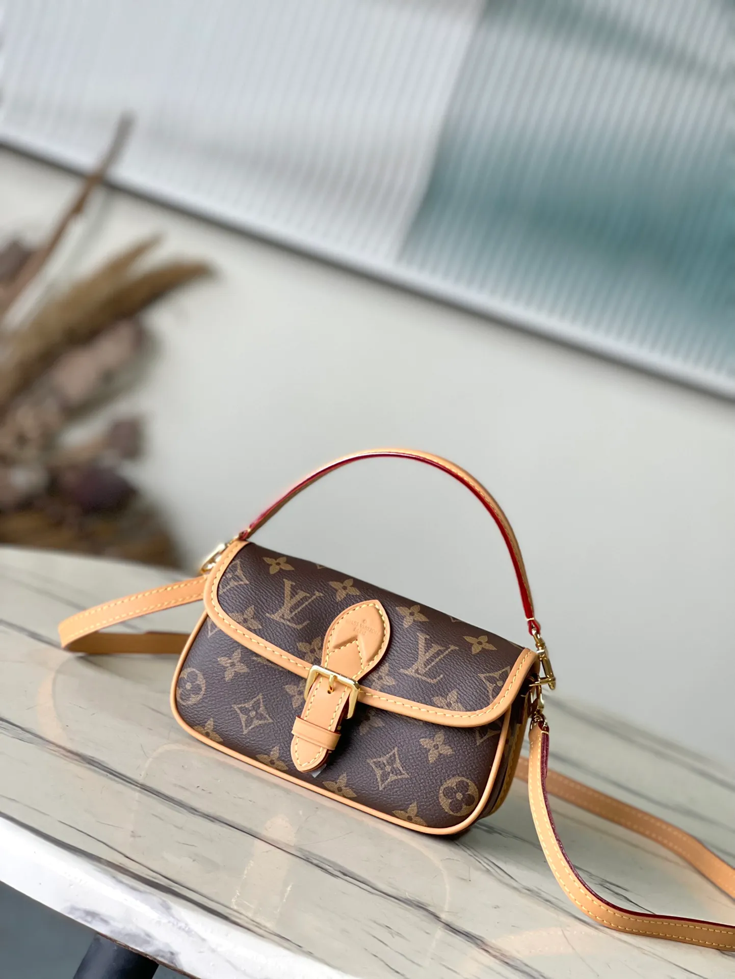 💰720 Top Original Order M83566 Presbyopia This Nano Diane is a Monogram canvas bag body that incorporates retro elements such as leather corners and traditional buckles, and reproduces prototype details such as rounded flaps and belt-style opening and closing. There is plenty of space to store your mobile phone and daily necessities. The detachable handle and detachable and adjustable shoulder strap allow for flexible carrying, making it suitable for day and night occasions. Dimensions: 19 x 10.5 x 6 cm (length x height x width)