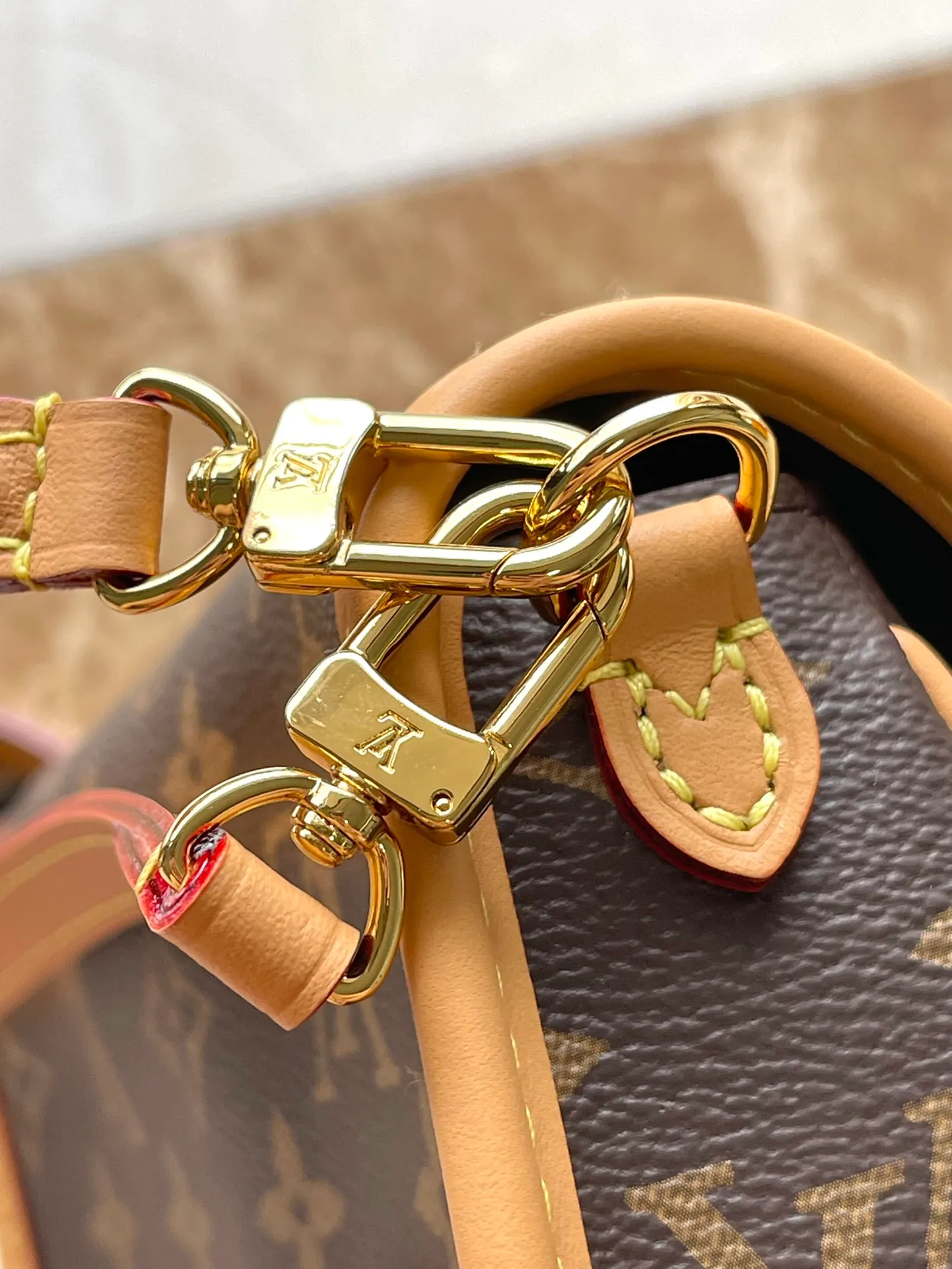 💰720 Top Original Order M83566 Presbyopia This Nano Diane is a Monogram canvas bag body that incorporates retro elements such as leather corners and traditional buckles, and reproduces prototype details such as rounded flaps and belt-style opening and closing. There is plenty of space to store your mobile phone and daily necessities. The detachable handle and detachable and adjustable shoulder strap allow for flexible carrying, making it suitable for day and night occasions. Dimensions: 19 x 10.5 x 6 cm (length x height x width)
