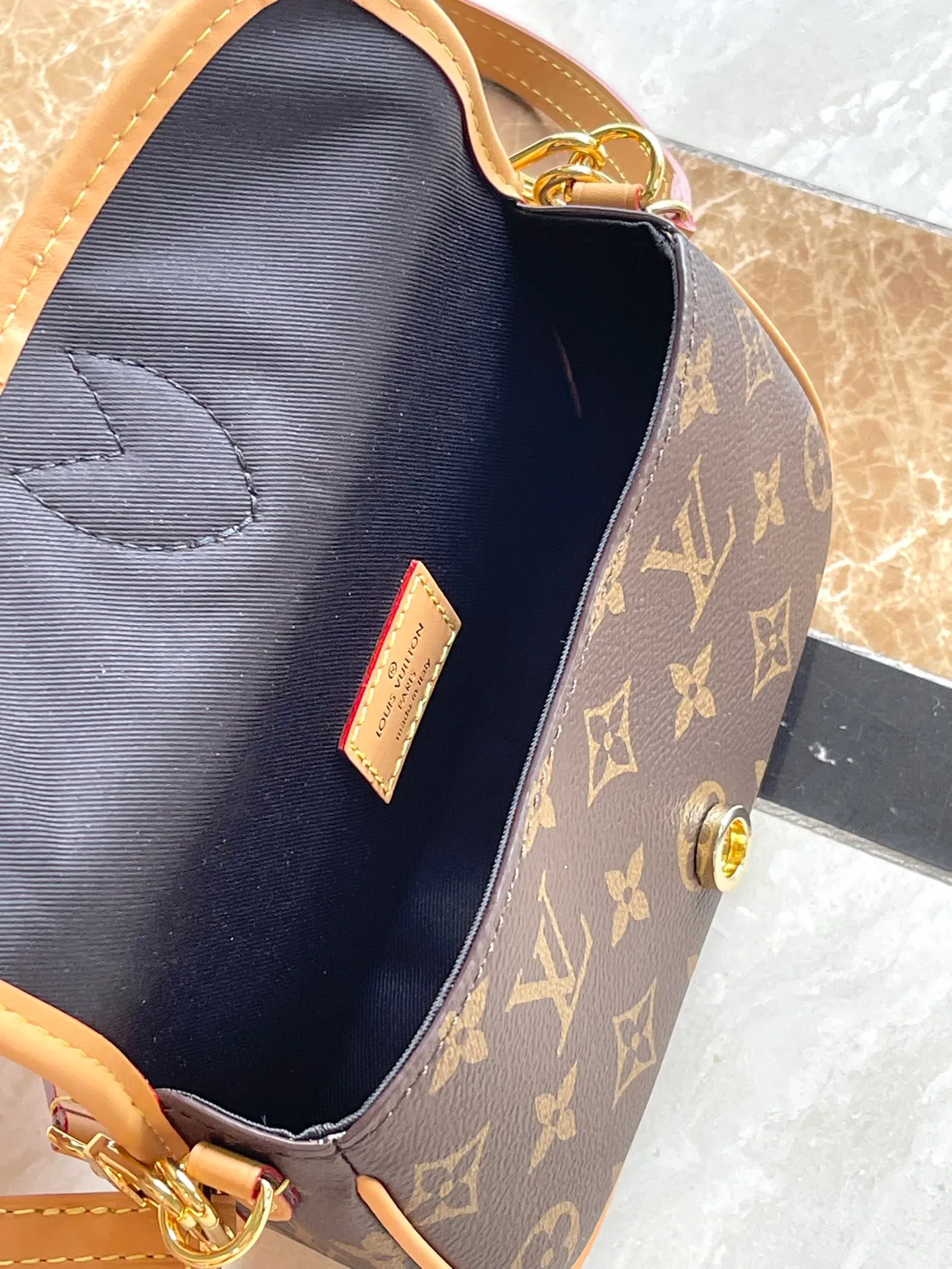 💰720 Top Original Order M83566 Presbyopia This Nano Diane is a Monogram canvas bag body that incorporates retro elements such as leather corners and traditional buckles, and reproduces prototype details such as rounded flaps and belt-style opening and closing. There is plenty of space to store your mobile phone and daily necessities. The detachable handle and detachable and adjustable shoulder strap allow for flexible carrying, making it suitable for day and night occasions. Dimensions: 19 x 10.5 x 6 cm (length x height x width)