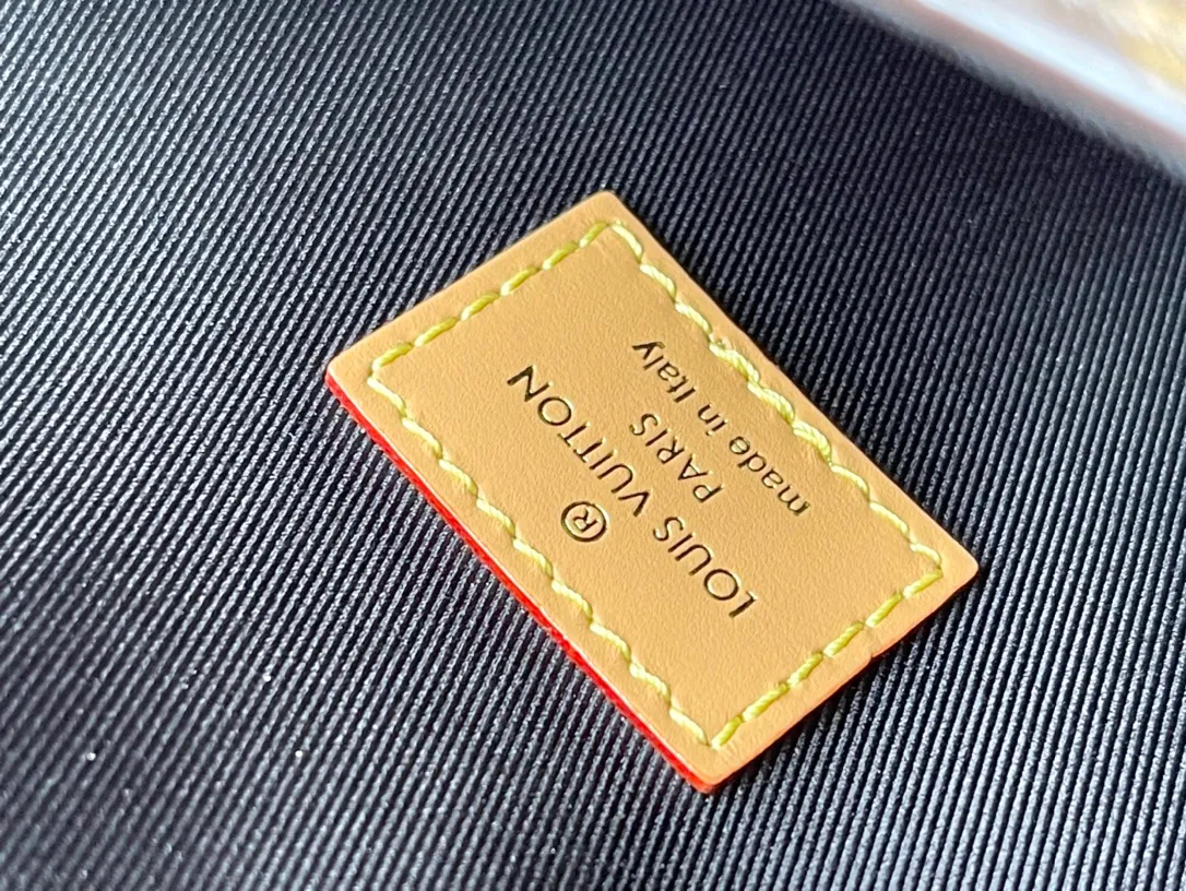 💰720 Top Original Order M83566 Presbyopia This Nano Diane is a Monogram canvas bag body that incorporates retro elements such as leather corners and traditional buckles, and reproduces prototype details such as rounded flaps and belt-style opening and closing. There is plenty of space to store your mobile phone and daily necessities. The detachable handle and detachable and adjustable shoulder strap allow for flexible carrying, making it suitable for day and night occasions. Dimensions: 19 x 10.5 x 6 cm (length x height x width)