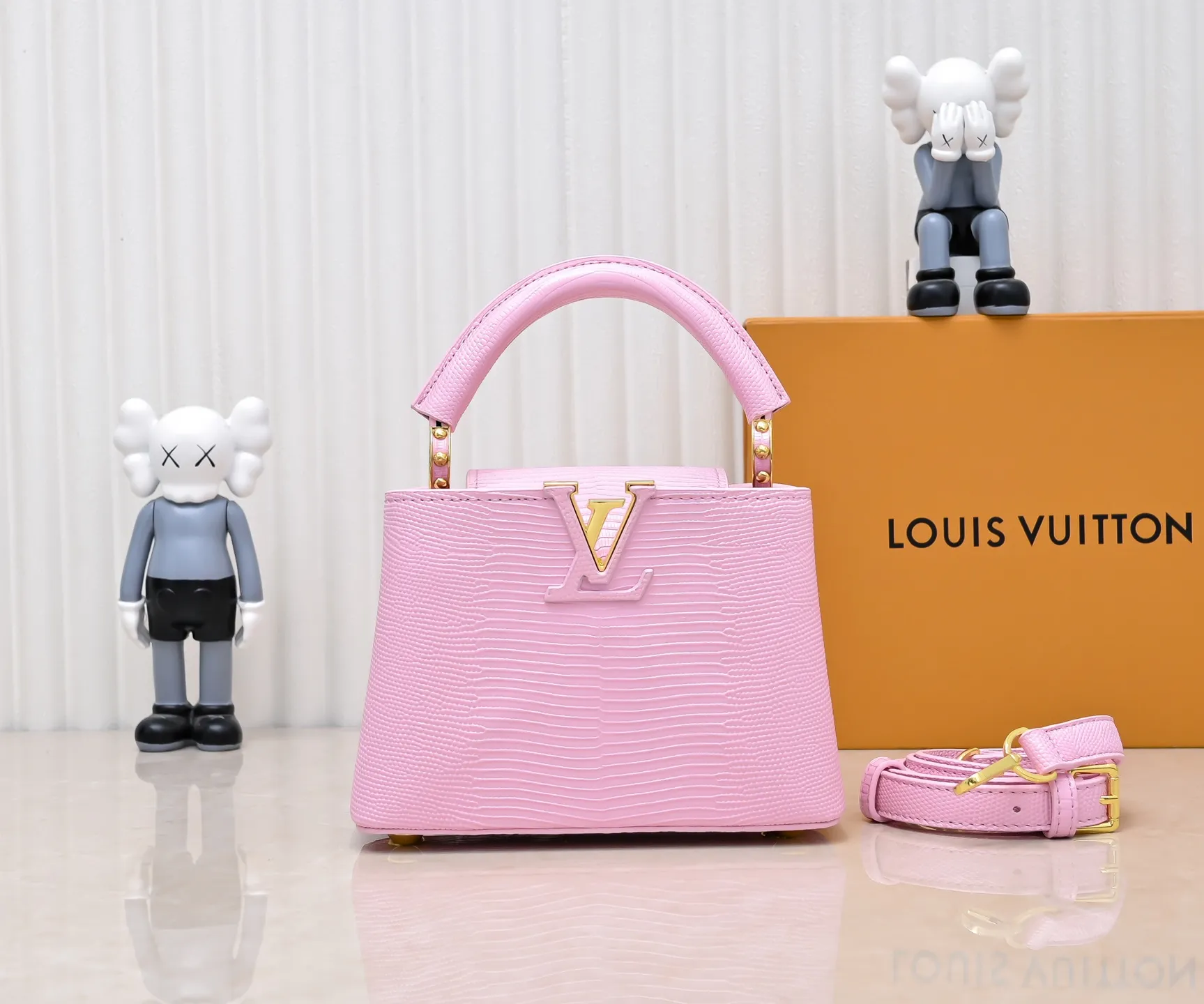 Top original P400 Guangzhou product M99527 pink lizard gold buckle This Capucines mini handbag is wrapped in gorgeous lizard leather and lined with fine sheepskin, embellished with dazzling metal parts. The flip cover reads LV letters inside, and a Monogram flower blooms when turned out. Its compact size makes it a dazzling choice for evening occasions. Detailed features 21 x 14 x 8 cm (length x height x width)