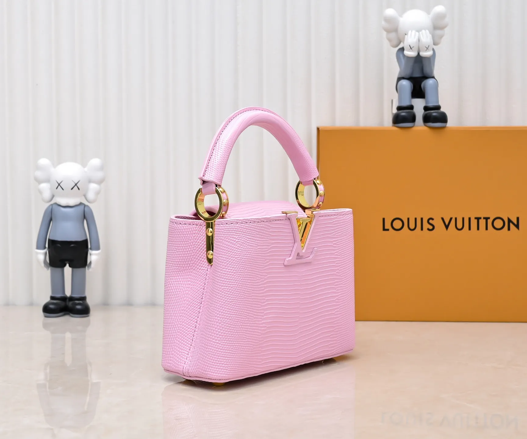 Top original P400 Guangzhou product M99527 pink lizard gold buckle This Capucines mini handbag is wrapped in gorgeous lizard leather and lined with fine sheepskin, embellished with dazzling metal parts. The flip cover reads LV letters inside, and a Monogram flower blooms when turned out. Its compact size makes it a dazzling choice for evening occasions. Detailed features 21 x 14 x 8 cm (length x height x width)