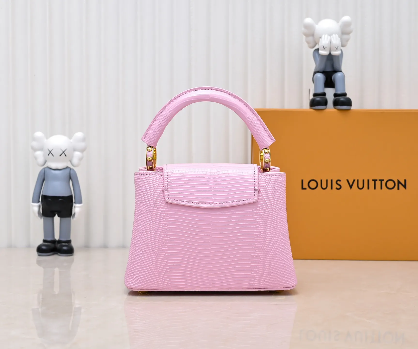 Top original P400 Guangzhou product M99527 pink lizard gold buckle This Capucines mini handbag is wrapped in gorgeous lizard leather and lined with fine sheepskin, embellished with dazzling metal parts. The flip cover reads LV letters inside, and a Monogram flower blooms when turned out. Its compact size makes it a dazzling choice for evening occasions. Detailed features 21 x 14 x 8 cm (length x height x width)