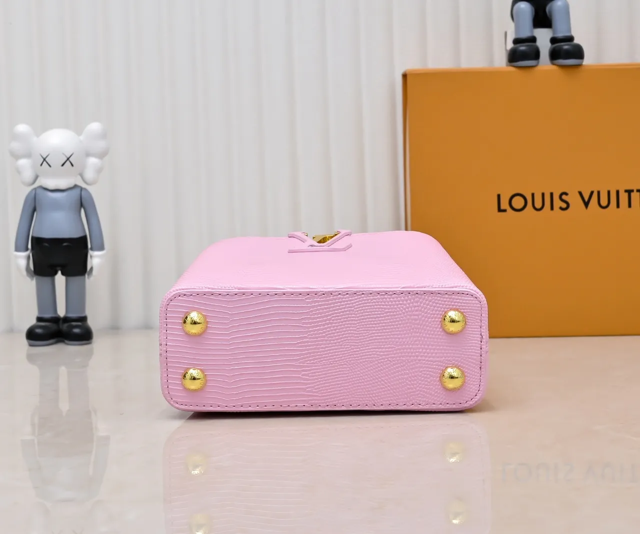 Top original P400 Guangzhou product M99527 pink lizard gold buckle This Capucines mini handbag is wrapped in gorgeous lizard leather and lined with fine sheepskin, embellished with dazzling metal parts. The flip cover reads LV letters inside, and a Monogram flower blooms when turned out. Its compact size makes it a dazzling choice for evening occasions. Detailed features 21 x 14 x 8 cm (length x height x width)