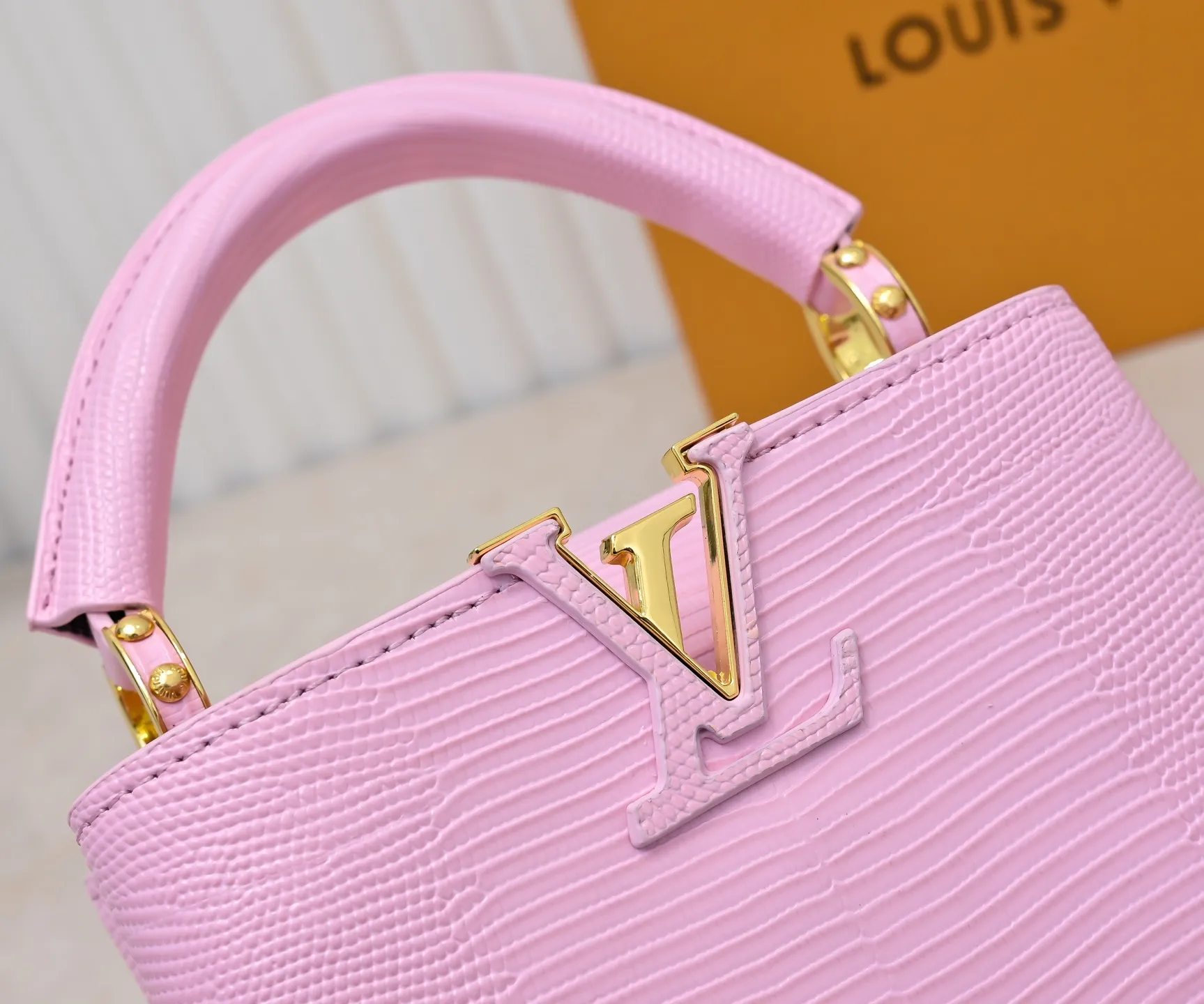 Top original P400 Guangzhou product M99527 pink lizard gold buckle This Capucines mini handbag is wrapped in gorgeous lizard leather and lined with fine sheepskin, embellished with dazzling metal parts. The flip cover reads LV letters inside, and a Monogram flower blooms when turned out. Its compact size makes it a dazzling choice for evening occasions. Detailed features 21 x 14 x 8 cm (length x height x width)