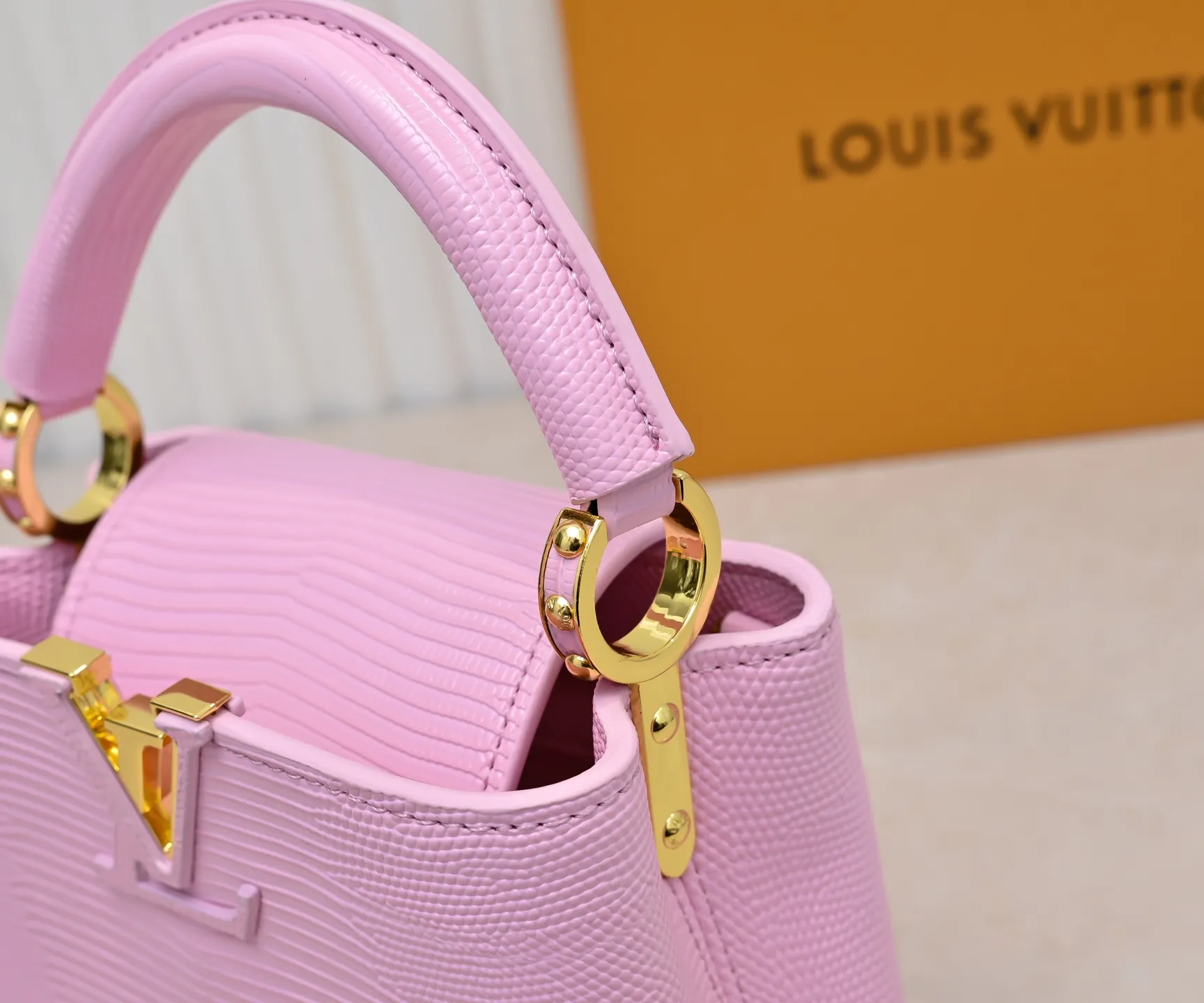 Top original P400 Guangzhou product M99527 pink lizard gold buckle This Capucines mini handbag is wrapped in gorgeous lizard leather and lined with fine sheepskin, embellished with dazzling metal parts. The flip cover reads LV letters inside, and a Monogram flower blooms when turned out. Its compact size makes it a dazzling choice for evening occasions. Detailed features 21 x 14 x 8 cm (length x height x width)