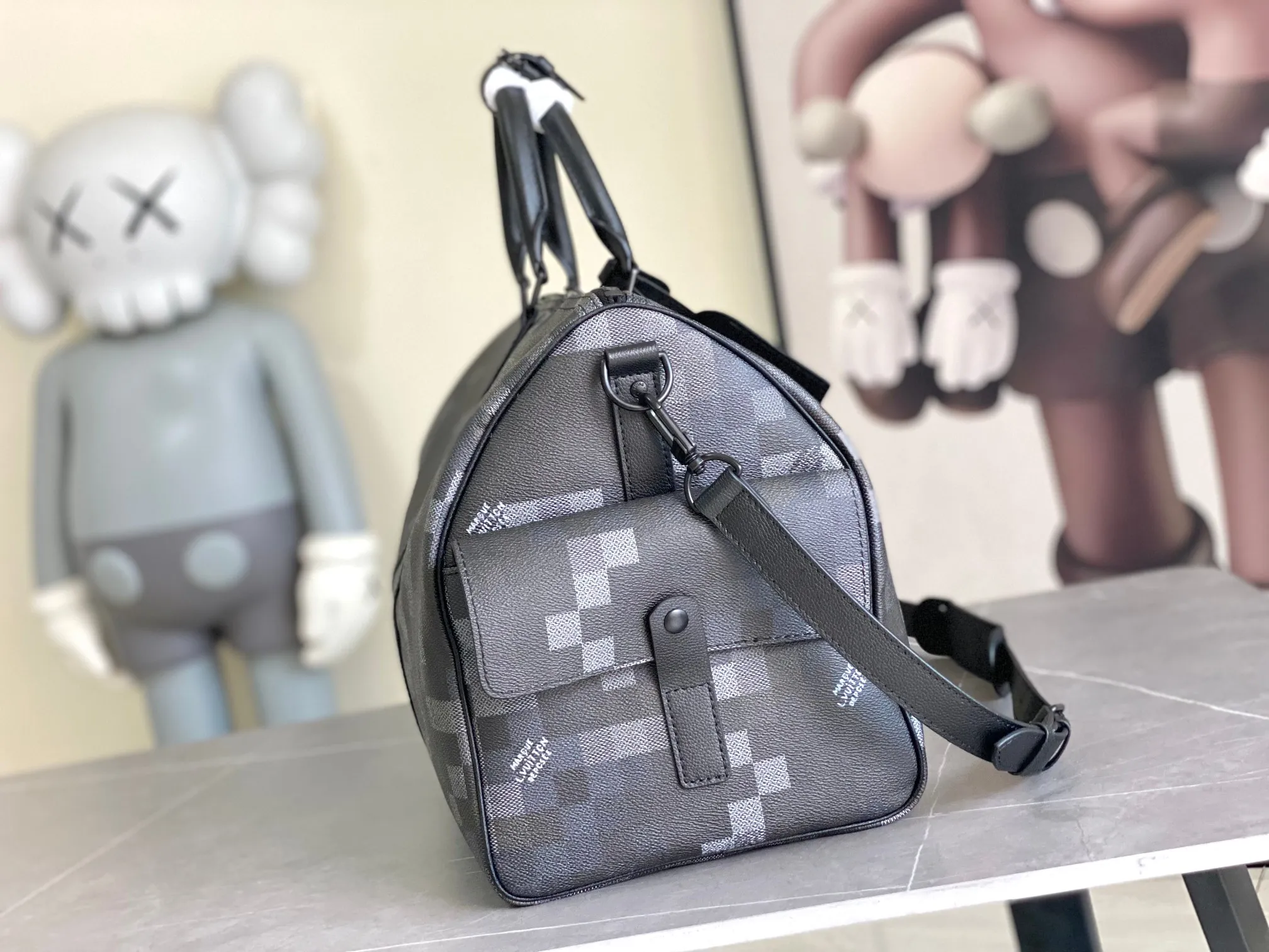 💰1420 Top original order 14957 This Keepall Bandoulière 50 travel bag is made of Monogram Macassar canvas, which simultaneously renders bright colors for the side straps, nameplate, fabric lining and top leather handle. The size of your carry-on luggage hides plenty of space. 50.0 x 29.0 x 23.0 cm (L x H x W) • Monogram Macassar coated canvas • Cow leather trim • Textile lining • Metal hardware • Carry-on dimensions • Double zipper closure • Padlock • Removable name tag • Internal zip pocket • Shoulder strap: removable, adjustable • Half-length strap: 36.0 cm • Half-length strap adjustable to: 50.0 cm • Handle: Double handle