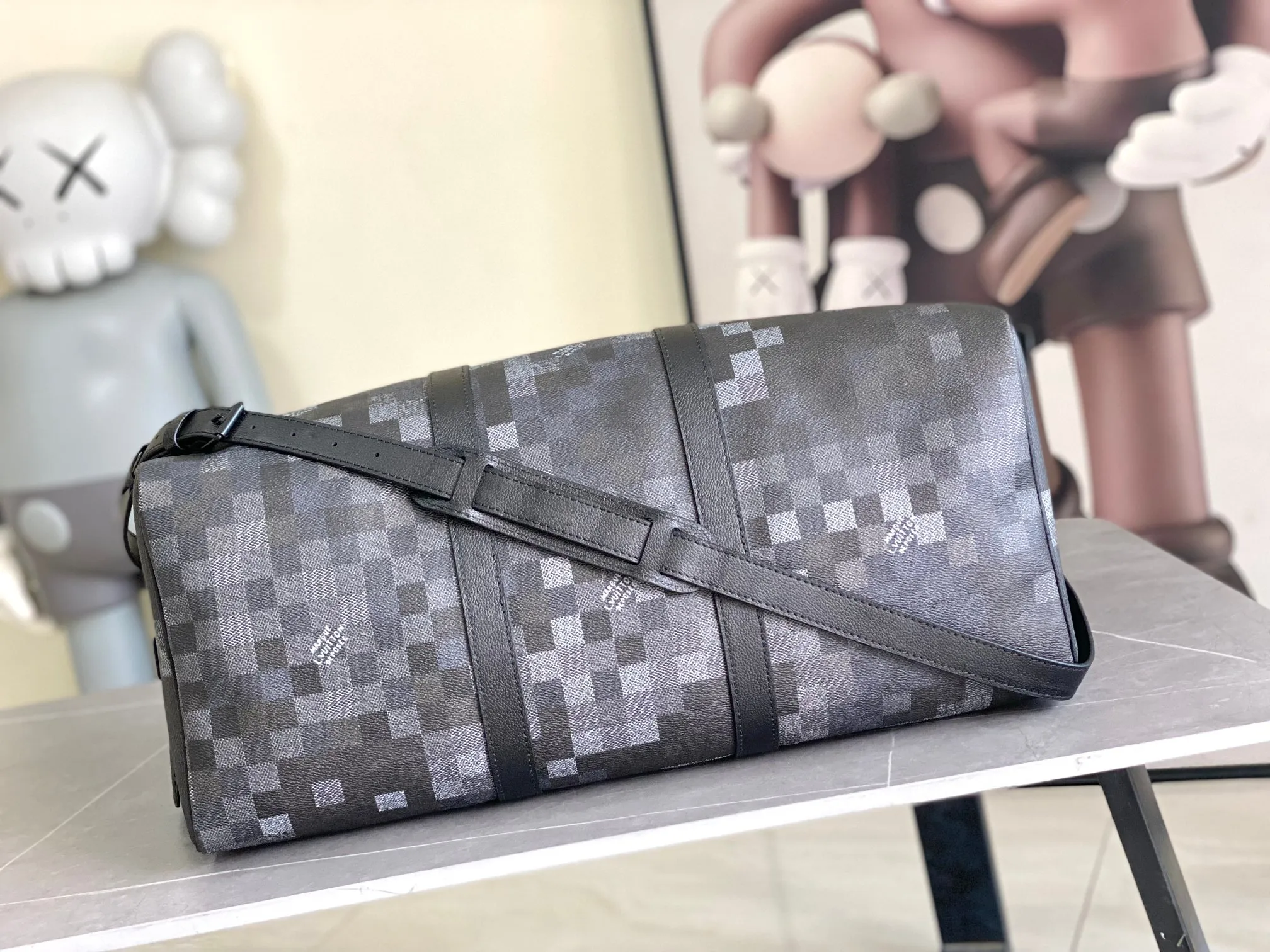 💰1420 Top original order 14957 This Keepall Bandoulière 50 travel bag is made of Monogram Macassar canvas, which simultaneously renders bright colors for the side straps, nameplate, fabric lining and top leather handle. The size of your carry-on luggage hides plenty of space. 50.0 x 29.0 x 23.0 cm (L x H x W) • Monogram Macassar coated canvas • Cow leather trim • Textile lining • Metal hardware • Carry-on dimensions • Double zipper closure • Padlock • Removable name tag • Internal zip pocket • Shoulder strap: removable, adjustable • Half-length strap: 36.0 cm • Half-length strap adjustable to: 50.0 cm • Handle: Double handle