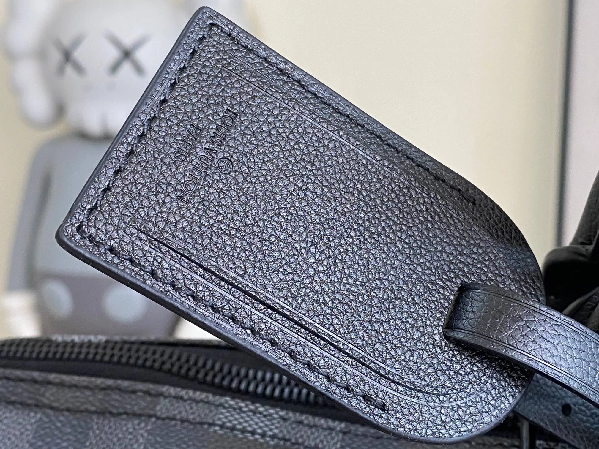 💰1420 Top original order 14957 This Keepall Bandoulière 50 travel bag is made of Monogram Macassar canvas, which simultaneously renders bright colors for the side straps, nameplate, fabric lining and top leather handle. The size of your carry-on luggage hides plenty of space. 50.0 x 29.0 x 23.0 cm (L x H x W) • Monogram Macassar coated canvas • Cow leather trim • Textile lining • Metal hardware • Carry-on dimensions • Double zipper closure • Padlock • Removable name tag • Internal zip pocket • Shoulder strap: removable, adjustable • Half-length strap: 36.0 cm • Half-length strap adjustable to: 50.0 cm • Handle: Double handle
