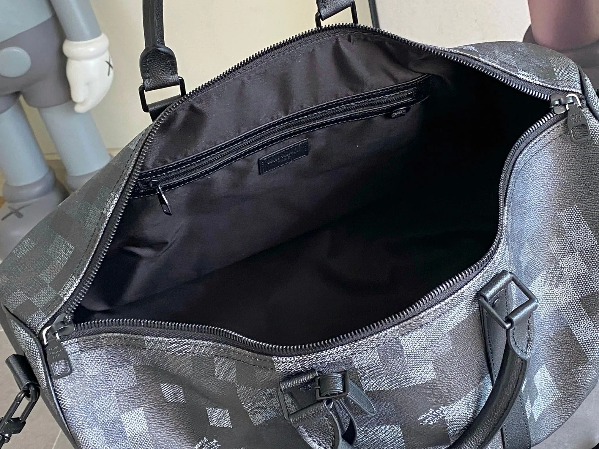 💰1420 Top original order 14957 This Keepall Bandoulière 50 travel bag is made of Monogram Macassar canvas, which simultaneously renders bright colors for the side straps, nameplate, fabric lining and top leather handle. The size of your carry-on luggage hides plenty of space. 50.0 x 29.0 x 23.0 cm (L x H x W) • Monogram Macassar coated canvas • Cow leather trim • Textile lining • Metal hardware • Carry-on dimensions • Double zipper closure • Padlock • Removable name tag • Internal zip pocket • Shoulder strap: removable, adjustable • Half-length strap: 36.0 cm • Half-length strap adjustable to: 50.0 cm • Handle: Double handle