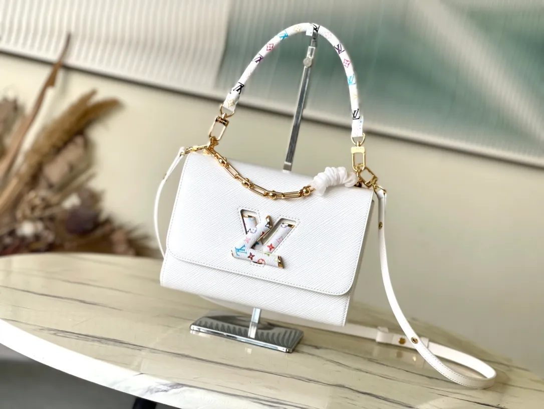 💰1320 (first-grain leather) top original order M13678 white This Twist Slim medium handbag is made of Epi grained cow leather to present a unique texture, and then incorporates the iconic LV Twist twist lock and dazzling metal parts into the modern silhouette. The Toron handle is embellished with the colorful Monogram pattern from the Louis Vuitton x Murakami reissue series. 16 x 8 x 23 cm (height x width x length)