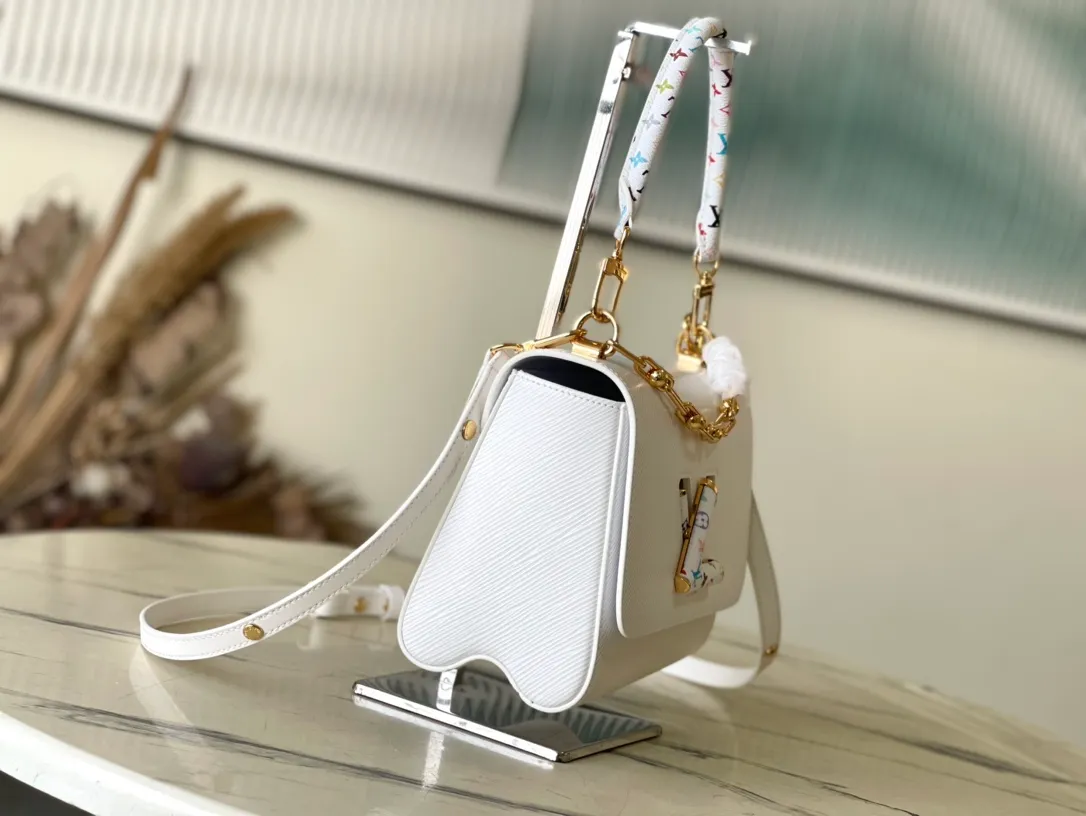 💰1320 (first-grain leather) top original order M13678 white This Twist Slim medium handbag is made of Epi grained cow leather to present a unique texture, and then incorporates the iconic LV Twist twist lock and dazzling metal parts into the modern silhouette. The Toron handle is embellished with the colorful Monogram pattern from the Louis Vuitton x Murakami reissue series. 16 x 8 x 23 cm (height x width x length)