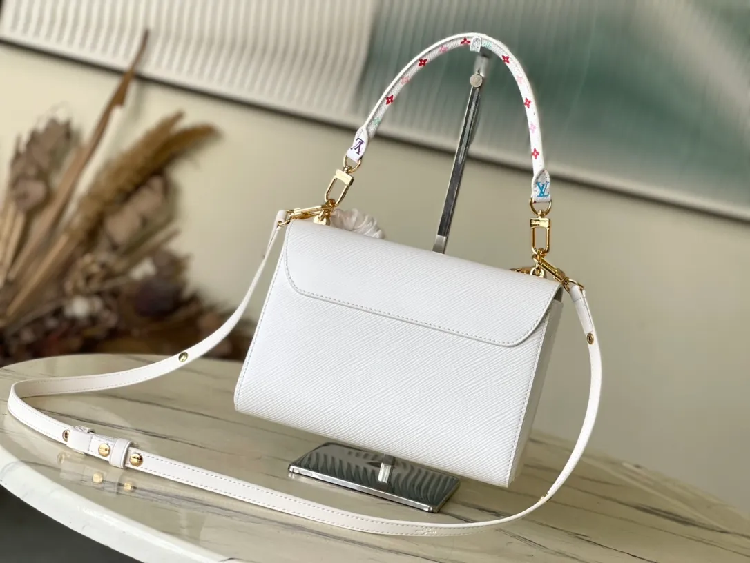 💰1320 (first-grain leather) top original order M13678 white This Twist Slim medium handbag is made of Epi grained cow leather to present a unique texture, and then incorporates the iconic LV Twist twist lock and dazzling metal parts into the modern silhouette. The Toron handle is embellished with the colorful Monogram pattern from the Louis Vuitton x Murakami reissue series. 16 x 8 x 23 cm (height x width x length)
